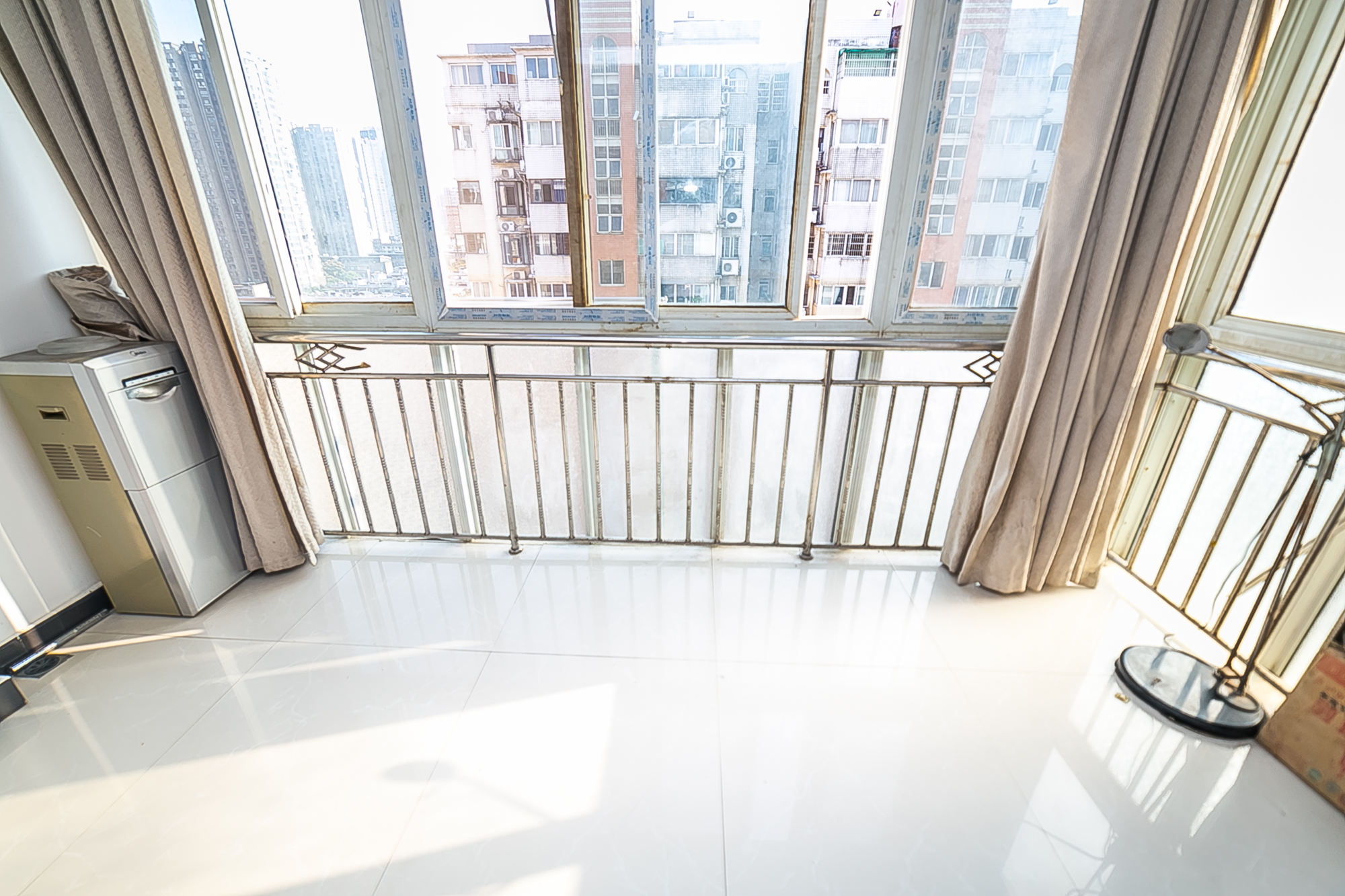 都市春天  1室2厅2卫   98.00万阳台