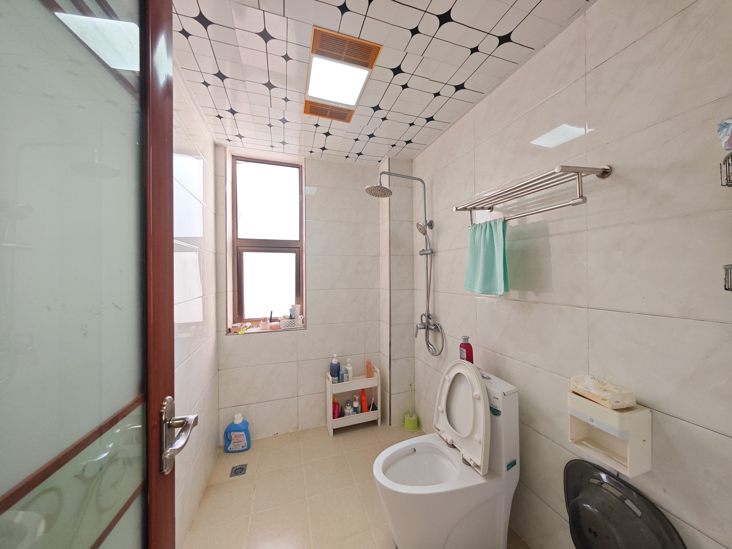 岳泰理想城 4室2厅2卫 110.0万 岳泰理想城 4室2厅2卫 110.0万卫生间