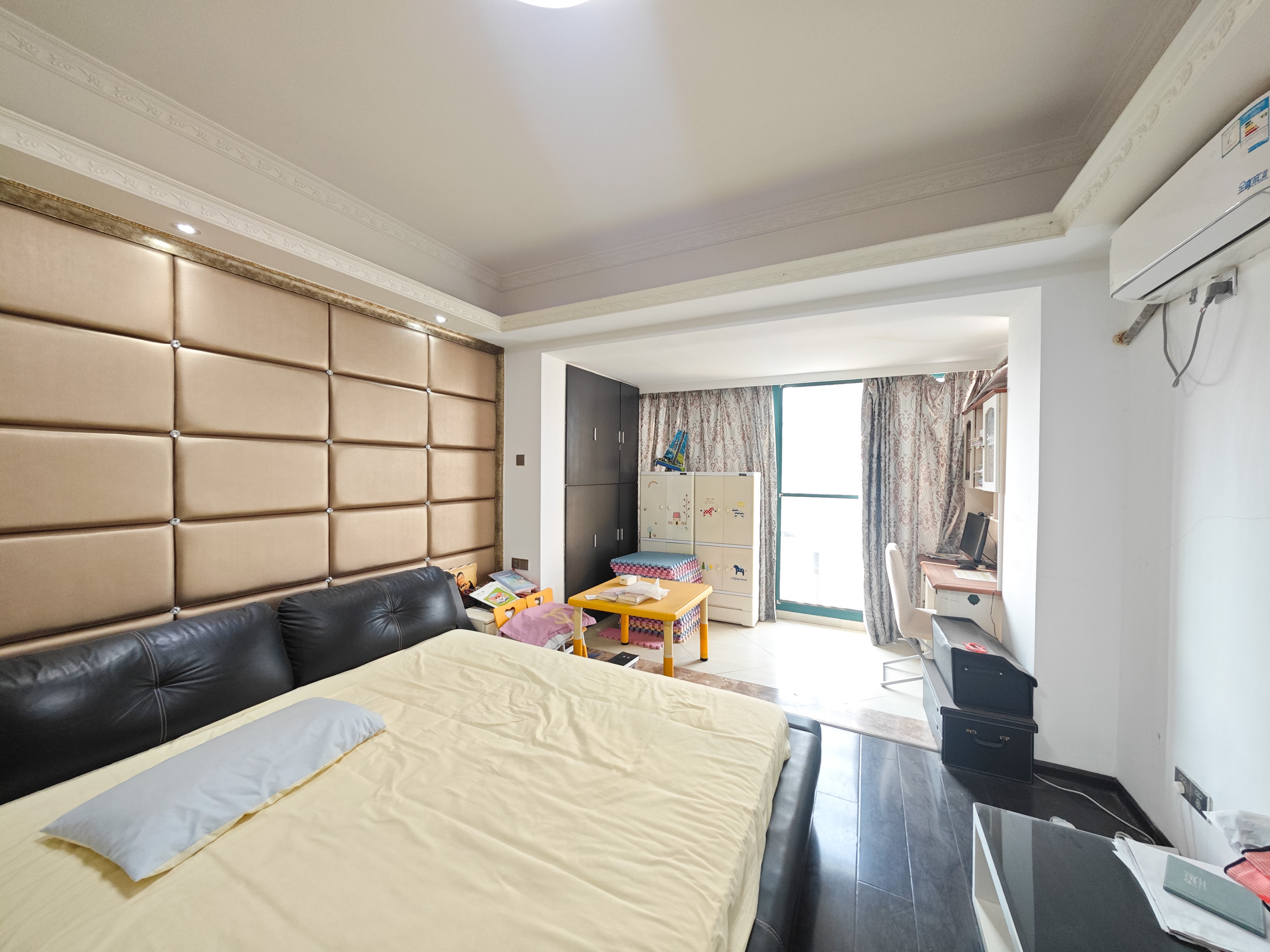 岳泰理想城 4室2厅2卫 110.0万 岳泰理想城 4室2厅2卫 110.0万卧室