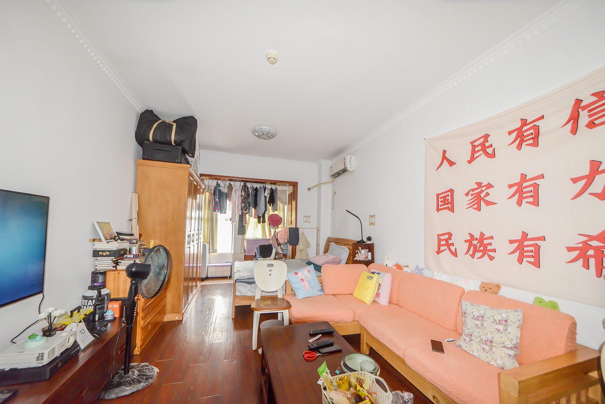 万科魅力之城  1室1厅1卫   27.00万客厅