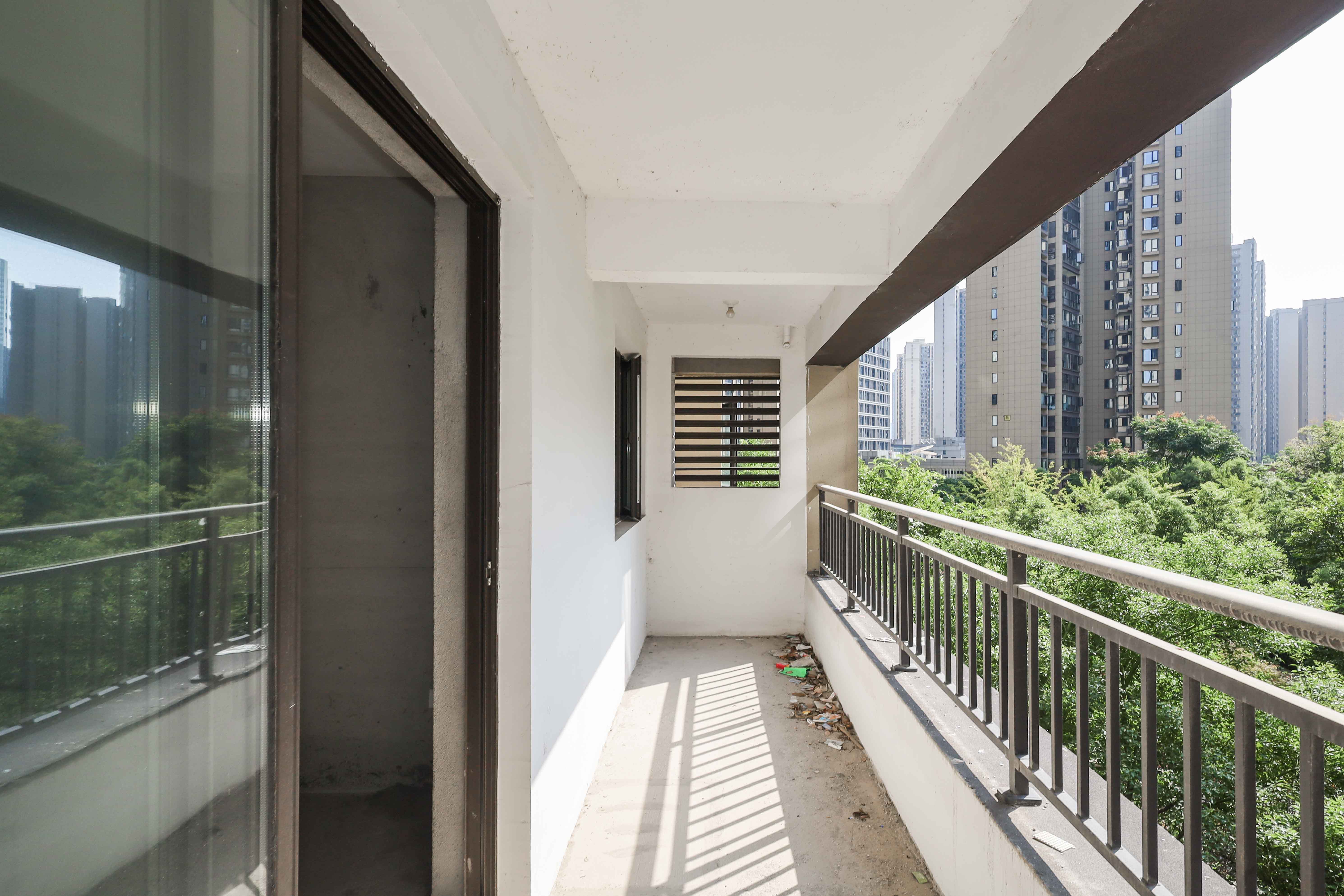 中国铁建梅溪青秀三期  4室2厅2卫   229.00万阳台
