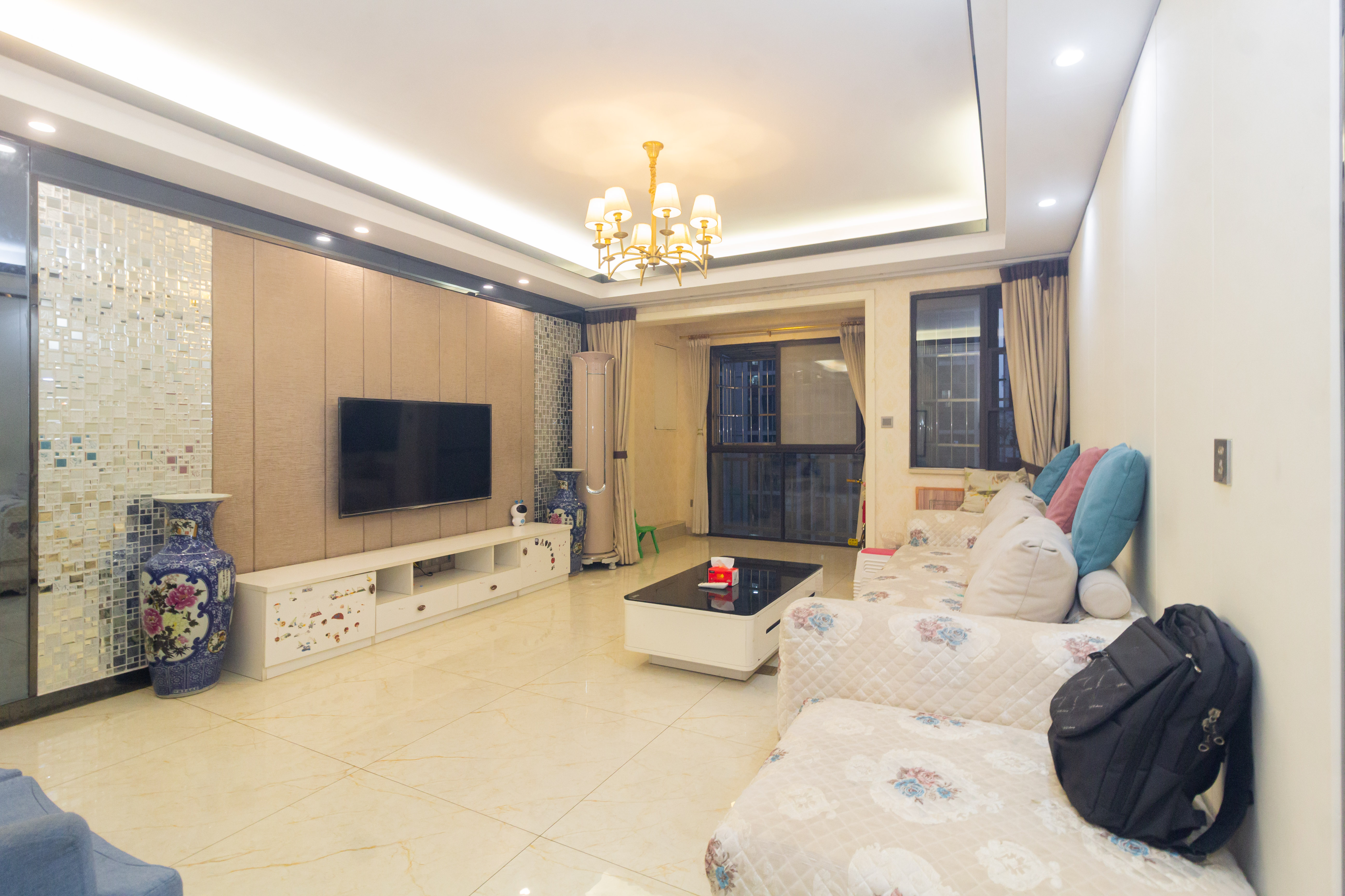 旭辉华庭 4室2厅2卫 87.8万 旭辉华庭 4室2厅2卫 87.8万客厅