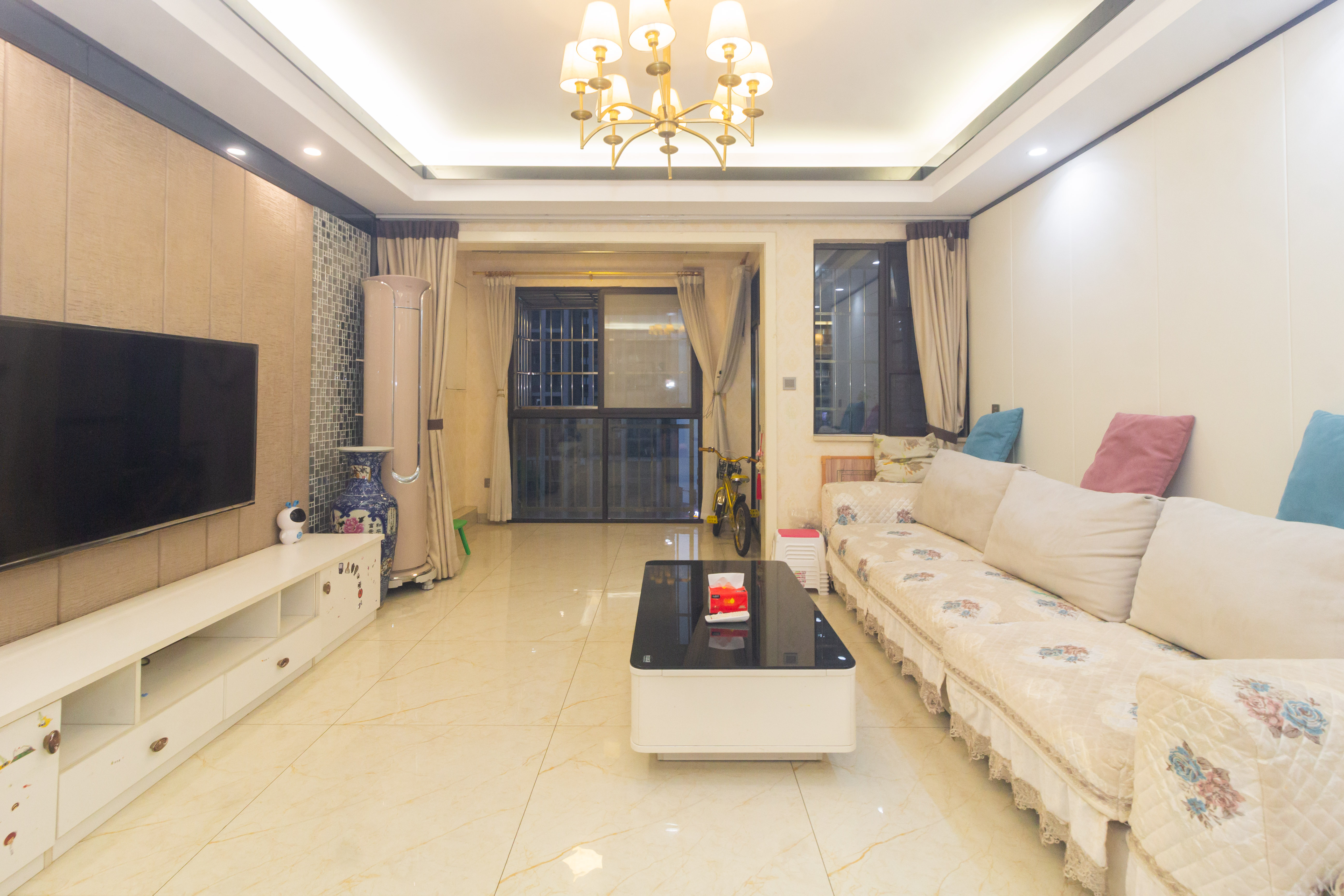 旭辉华庭 4室2厅2卫 87.8万 旭辉华庭 4室2厅2卫 87.8万客厅