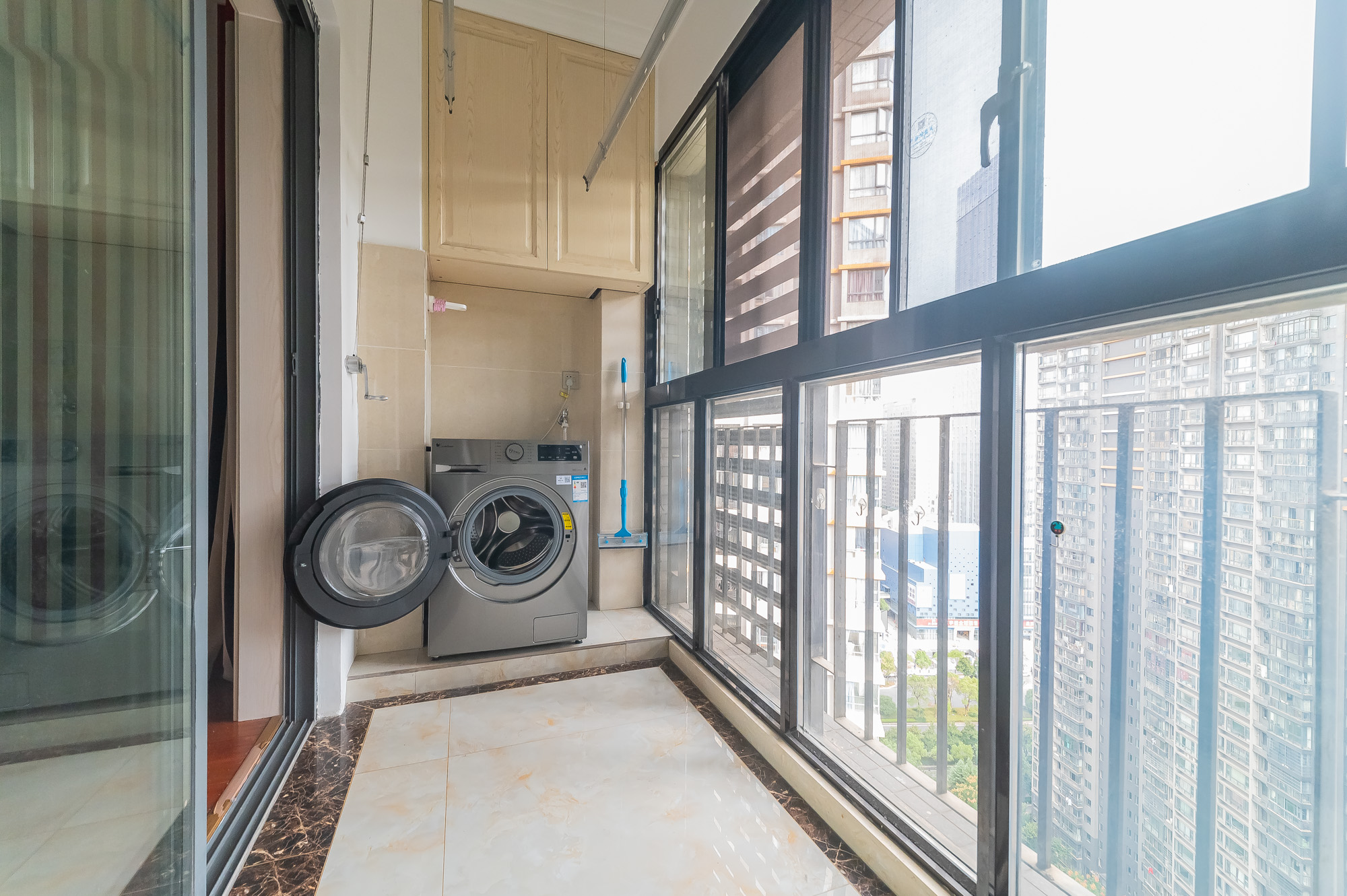 恒基凯旋门一二期 4室2厅2卫 188.0万 恒基凯旋门一二期 4室2厅2卫 188.0万阳台