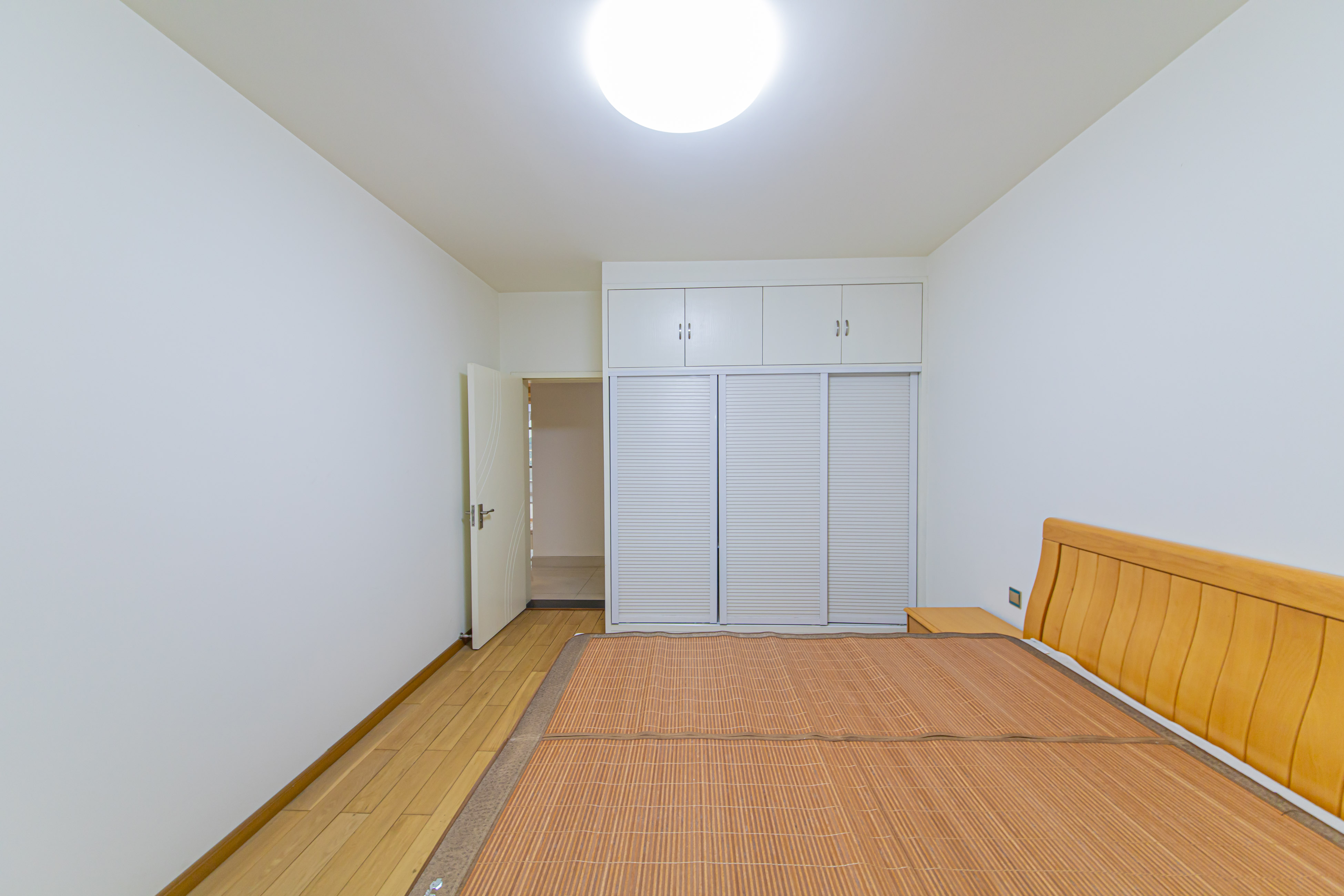 天城榕园  4室2厅2卫   290.00万卧室