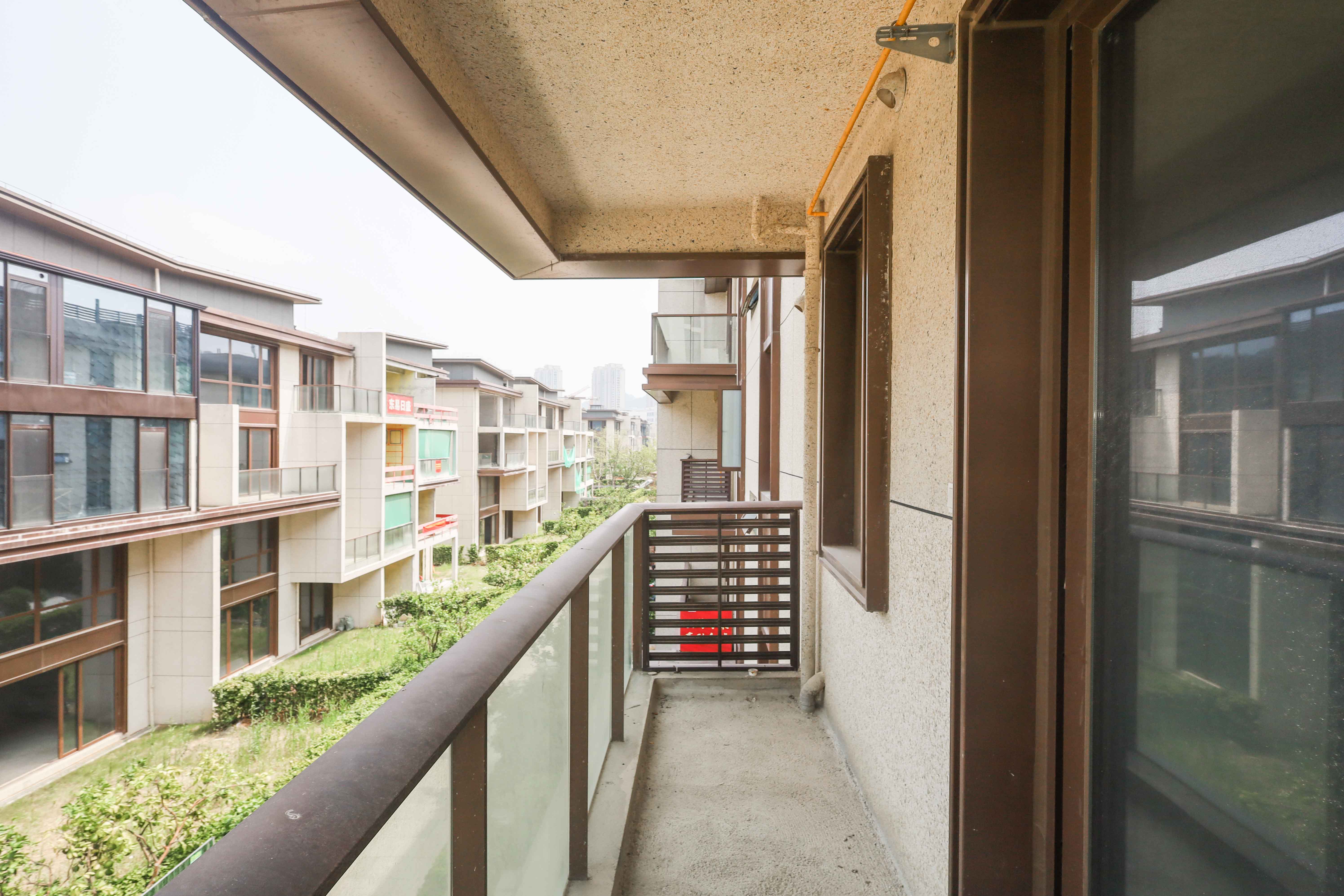 绿地麓湖郡  5室2厅4卫   388.00万阳台