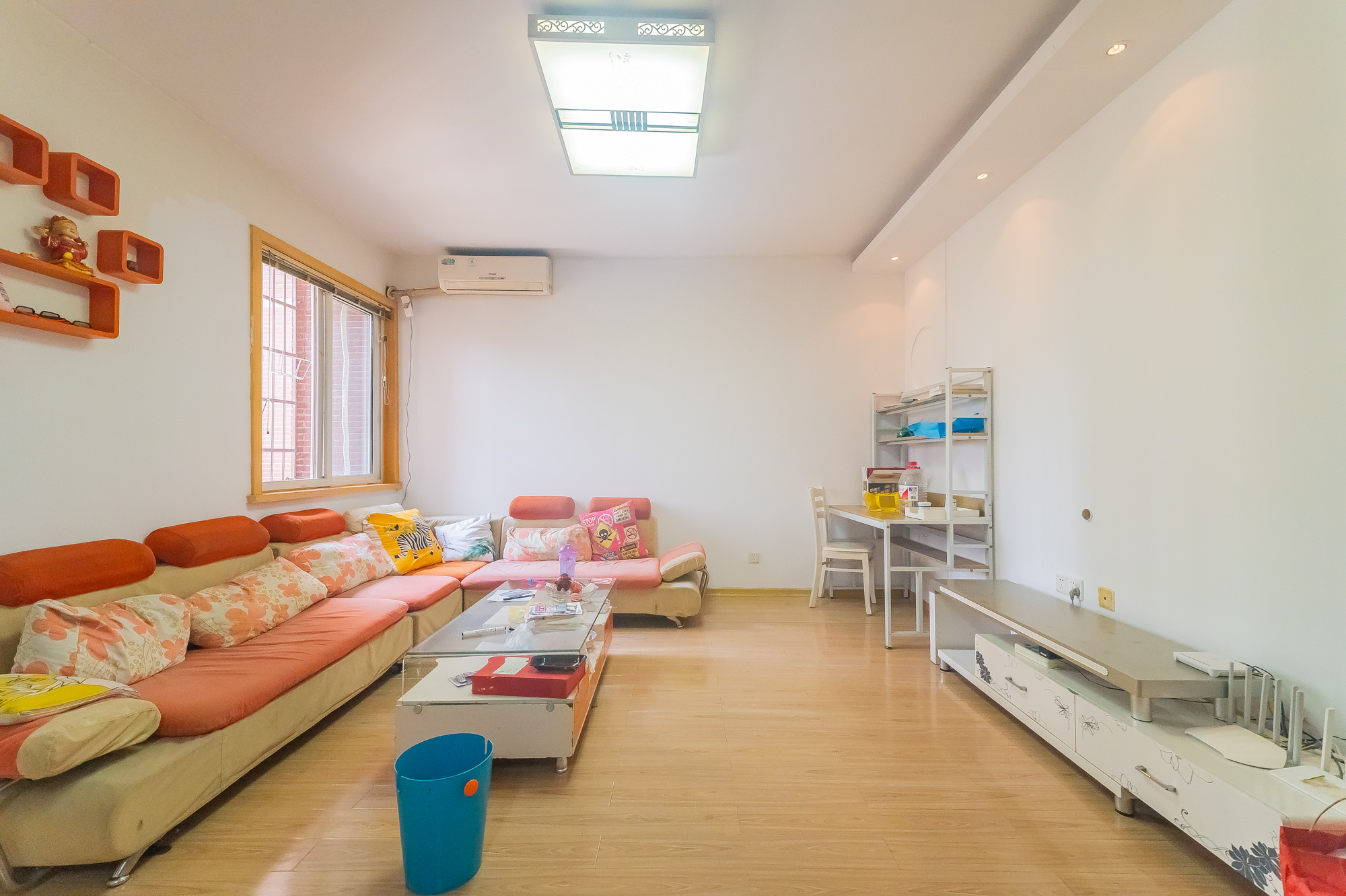 彩都公寓  2室2厅1卫    52.0万 彩都公寓  2室2厅1卫    52.0万客厅