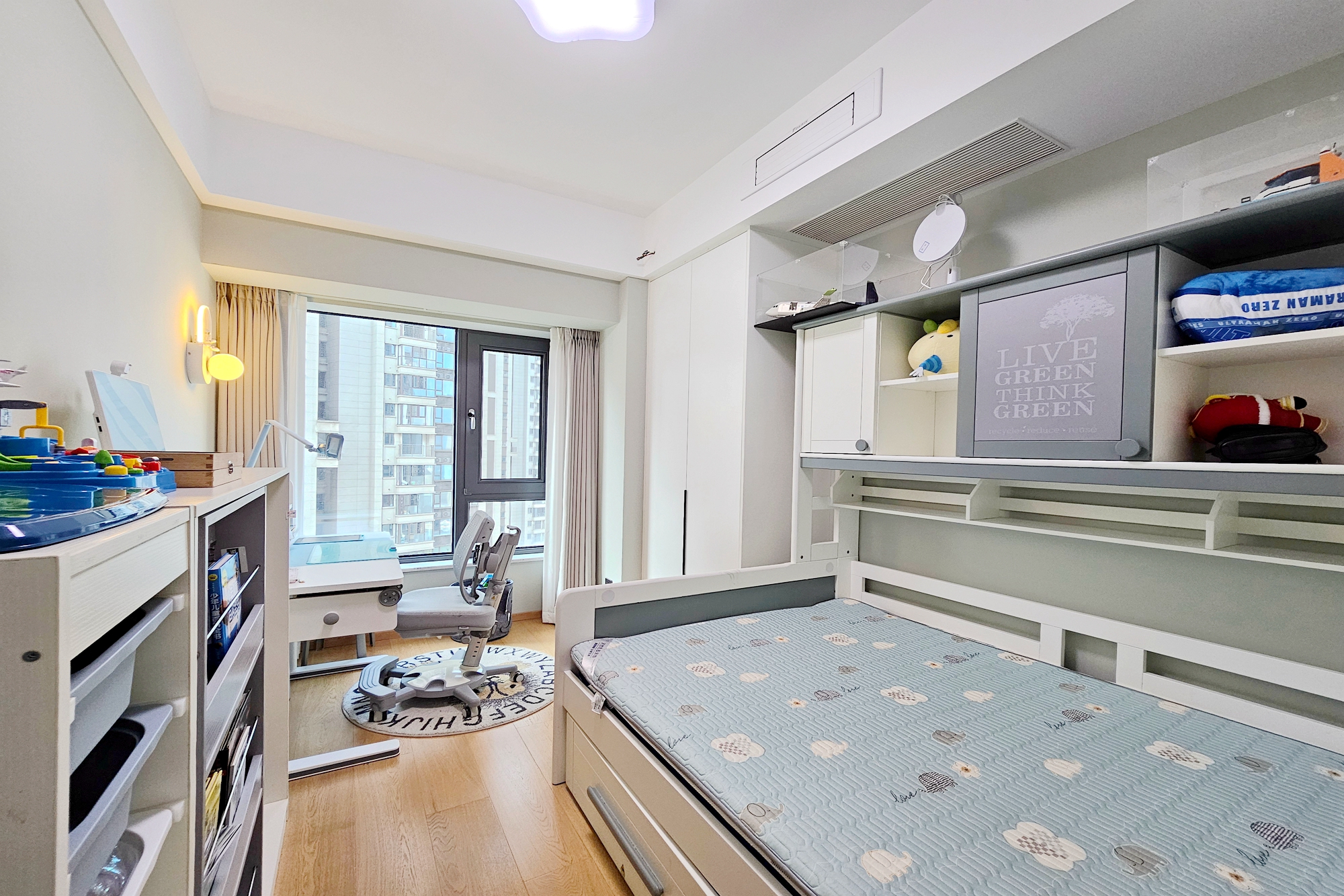 阳光城尚东湾凌云府 4室2厅3卫 242.0万 阳光城尚东湾凌云府 4室2厅3卫 242.0万卧室