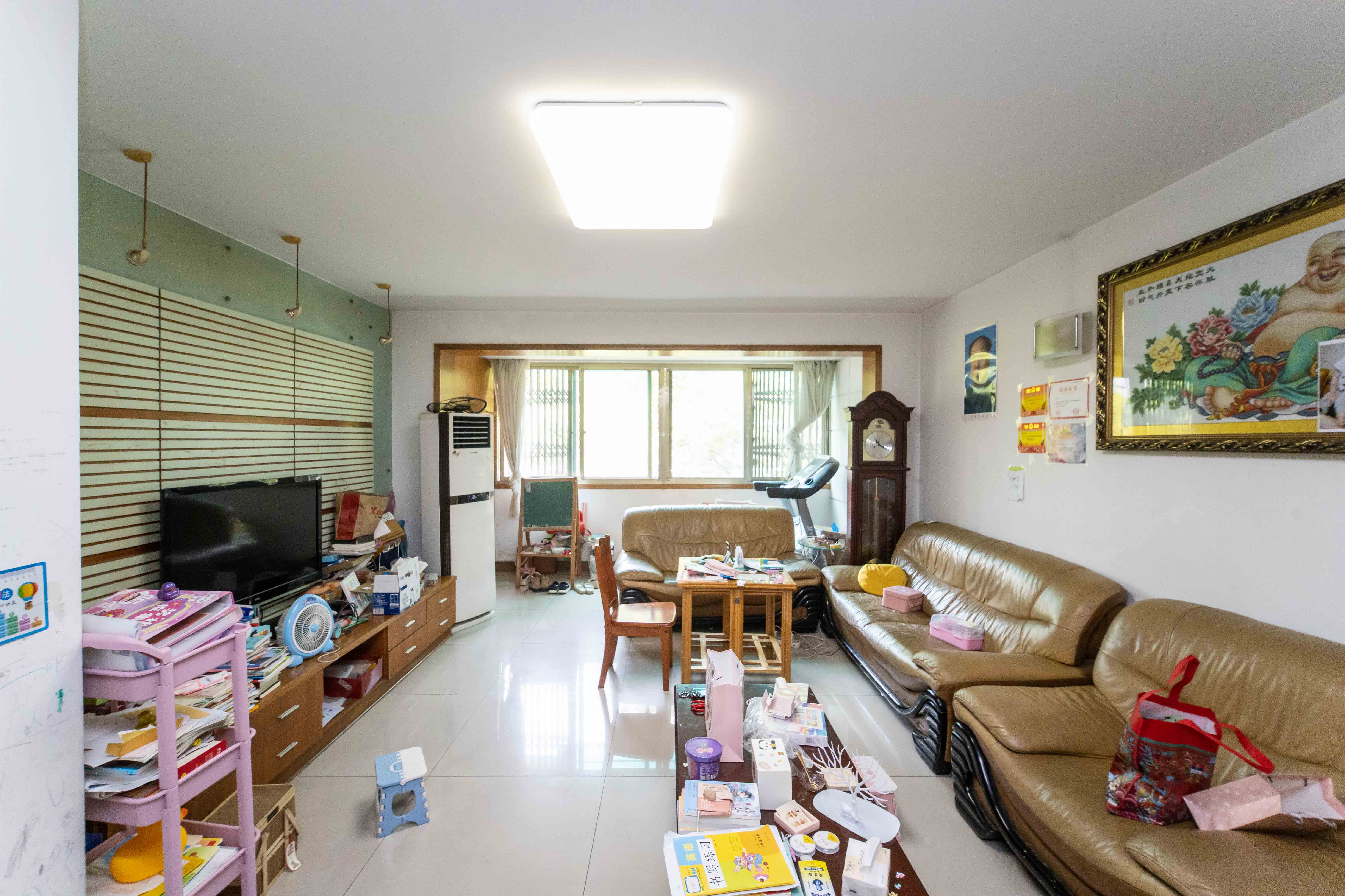 东南明苑  3室2厅2卫   95.00万客厅