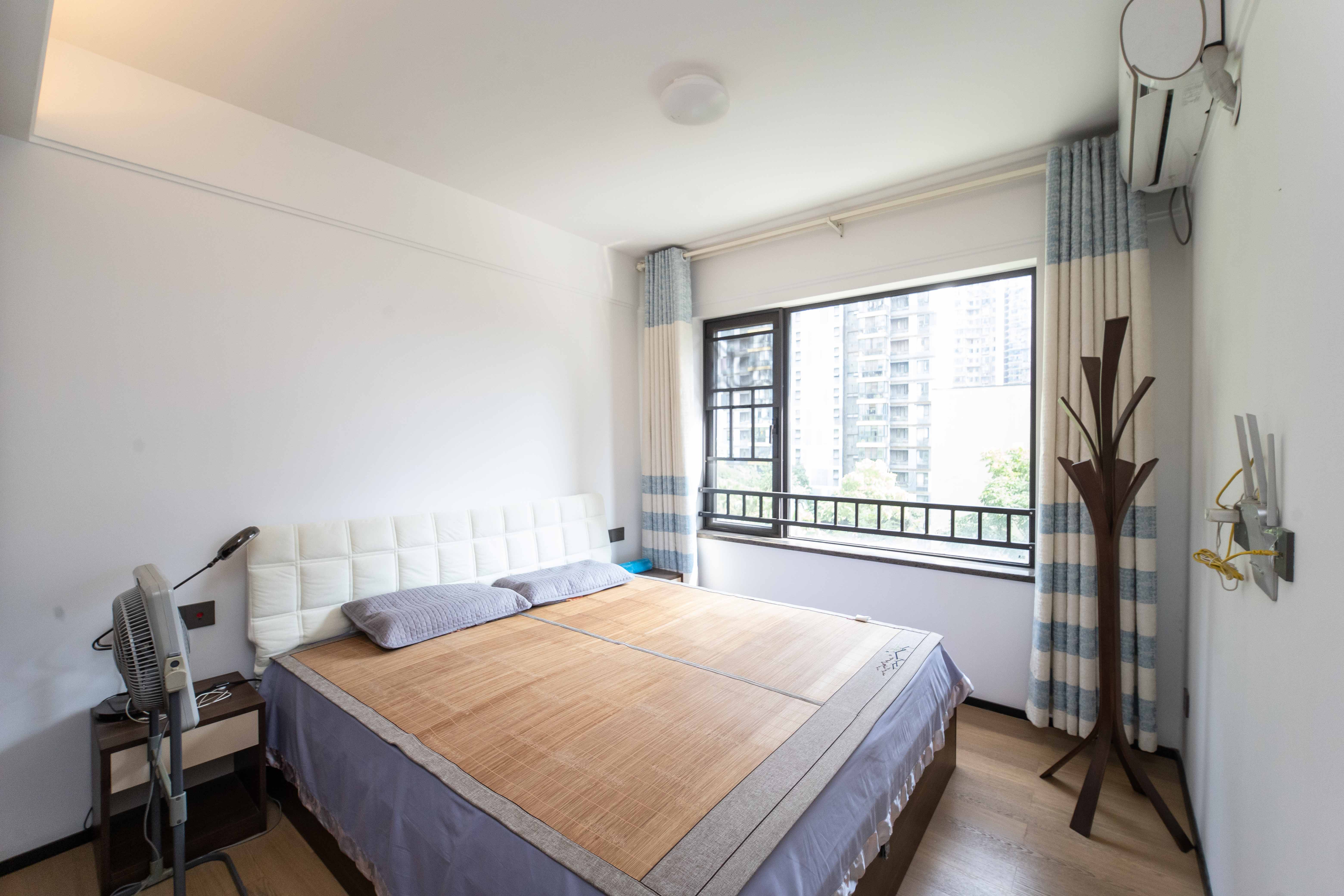 万科金域蓝湾  3室2厅2卫    155.0万卧室