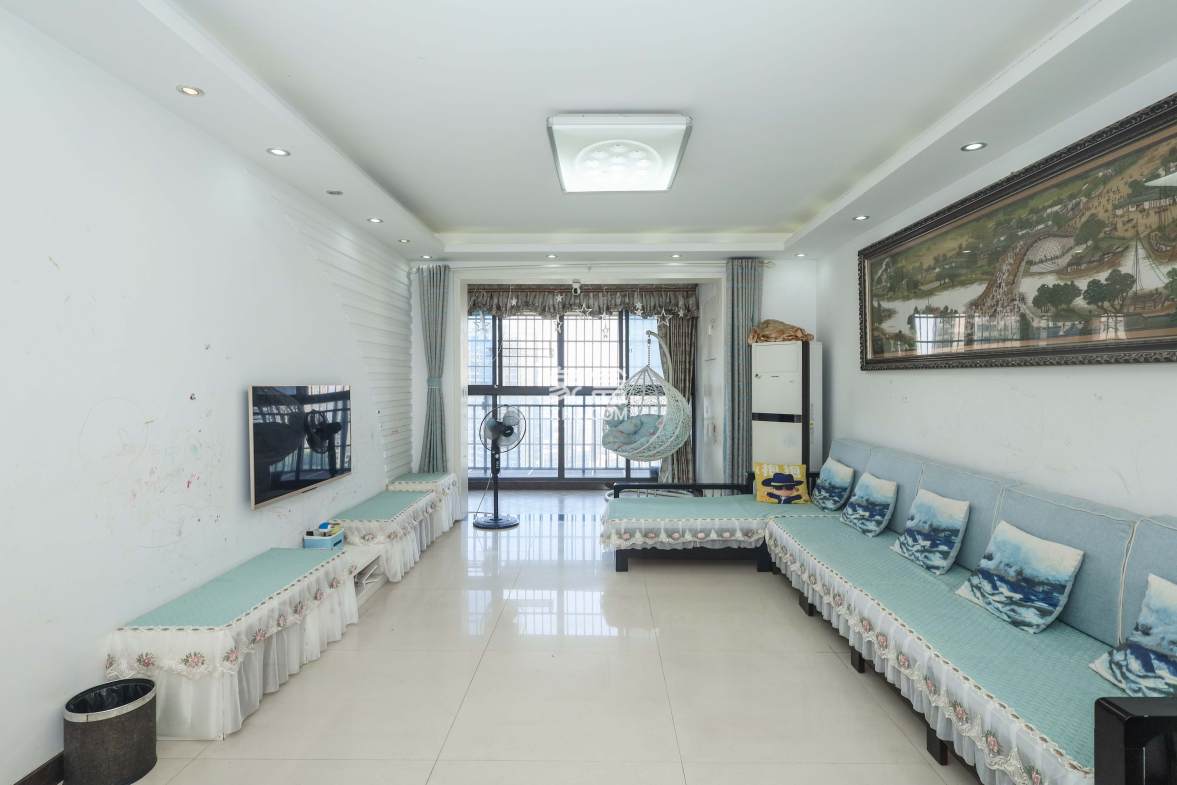 保利麓谷林语E区  3室2厅2卫    95.0万 保利麓谷林语E区  3室2厅2卫    95.0万客厅