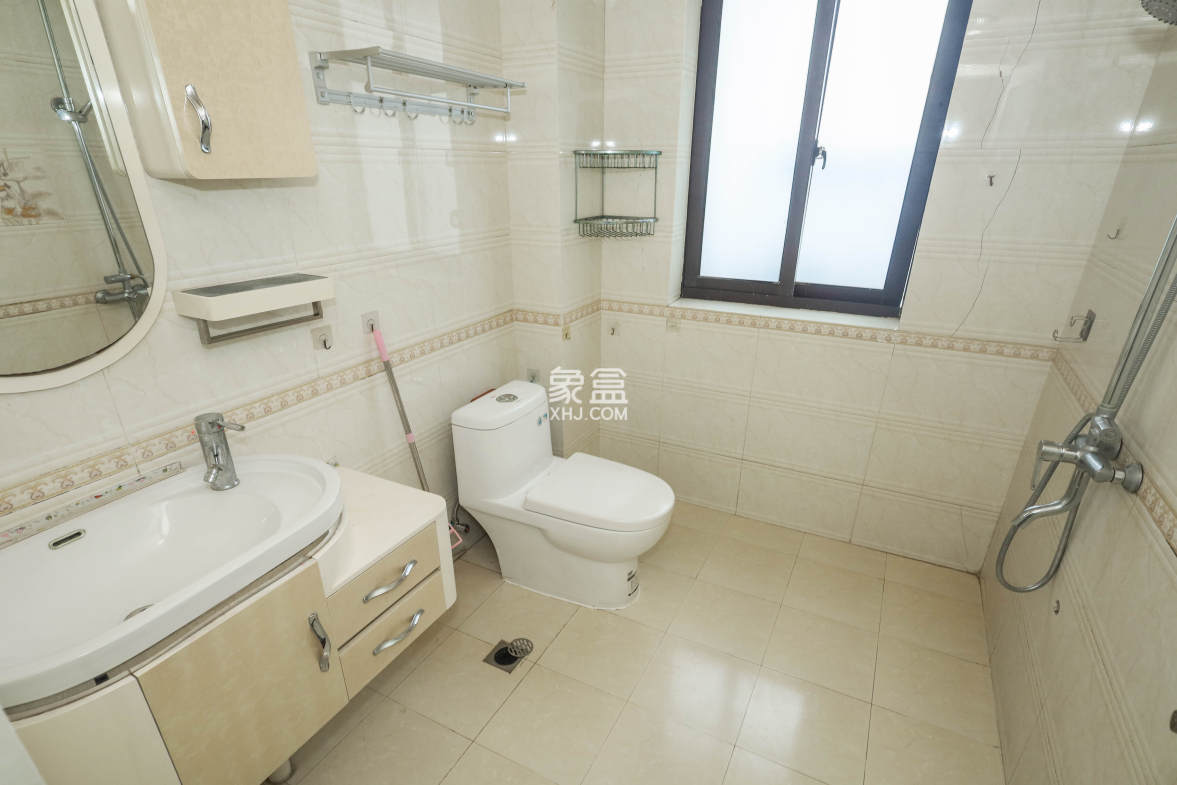 保利麓谷林语E区  3室2厅2卫    95.0万 保利麓谷林语E区  3室2厅2卫    95.0万卫生间