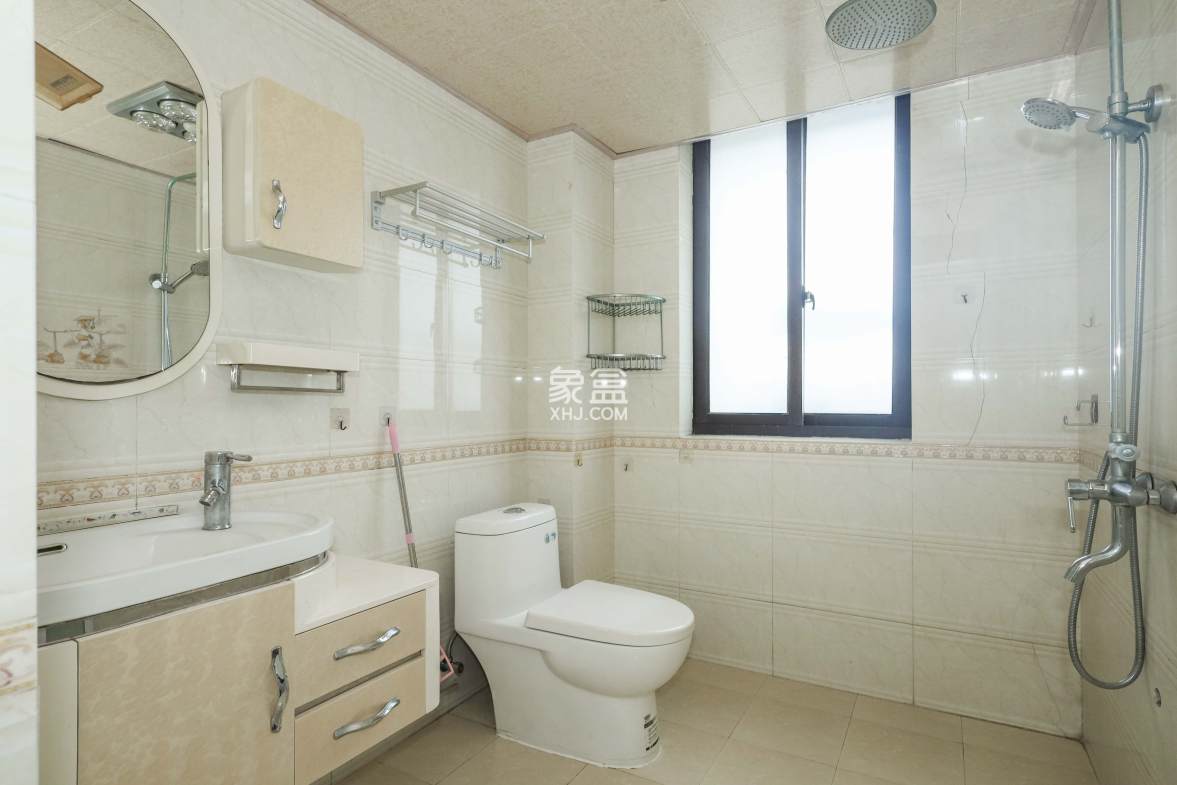 保利麓谷林语E区  3室2厅2卫    95.0万 保利麓谷林语E区  3室2厅2卫    95.0万卫生间