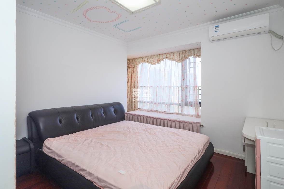 保利麓谷林语E区  3室2厅2卫    95.0万 保利麓谷林语E区  3室2厅2卫    95.0万卧室