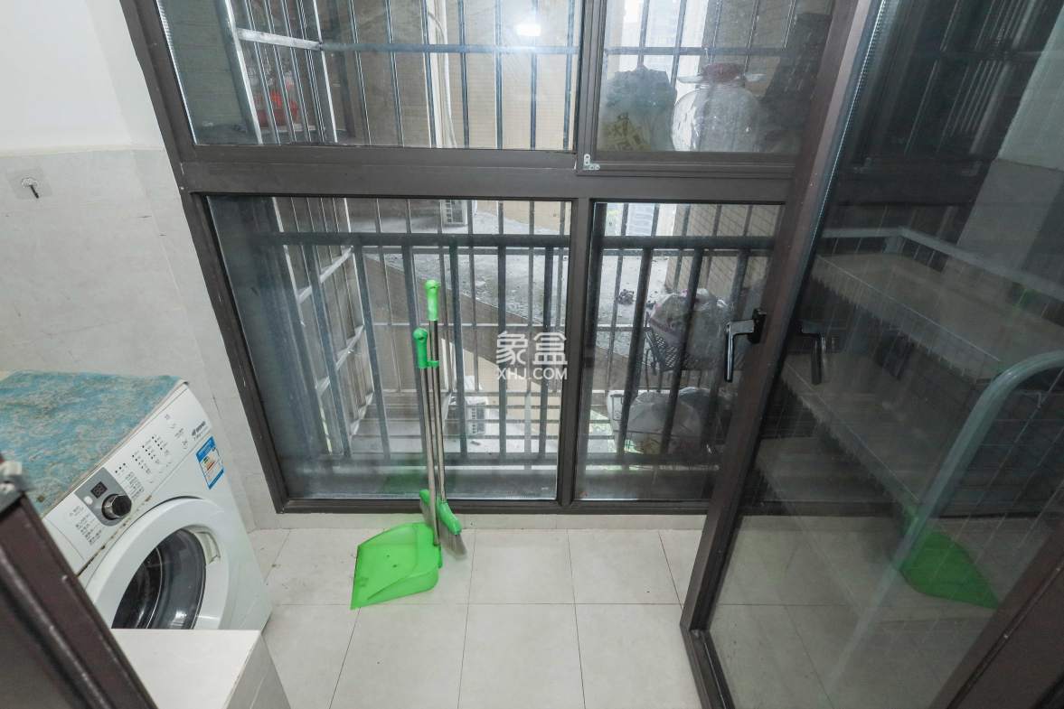 保利麓谷林语E区  3室2厅2卫    95.0万 保利麓谷林语E区  3室2厅2卫    95.0万阳台