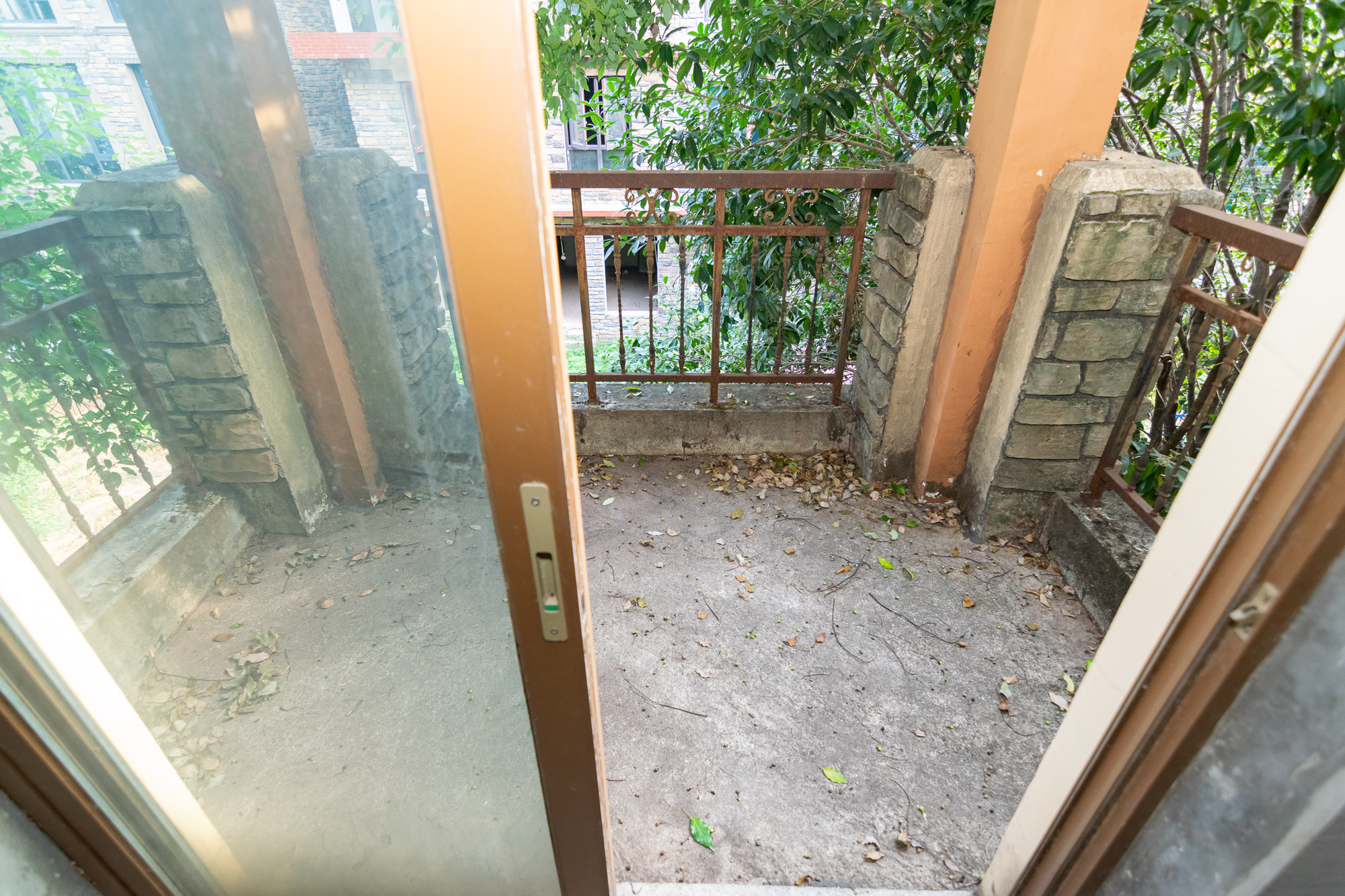 中新森林海  5室2厅3卫    235.0万 中新森林海  5室2厅3卫    235.0万阳台