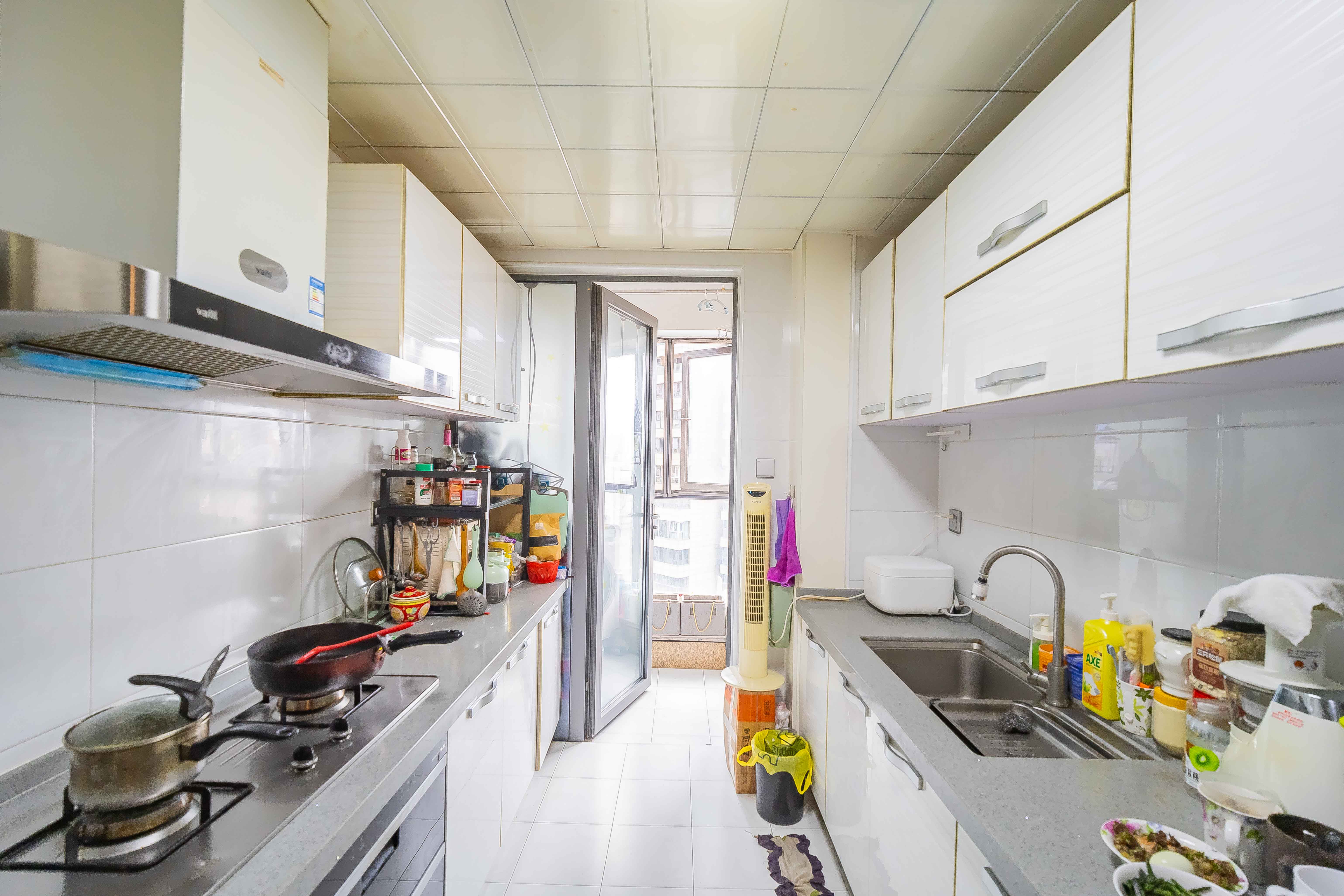 保利国际广场  4室2厅2卫    288.0万 保利国际广场  4室2厅2卫    288.0万厨房