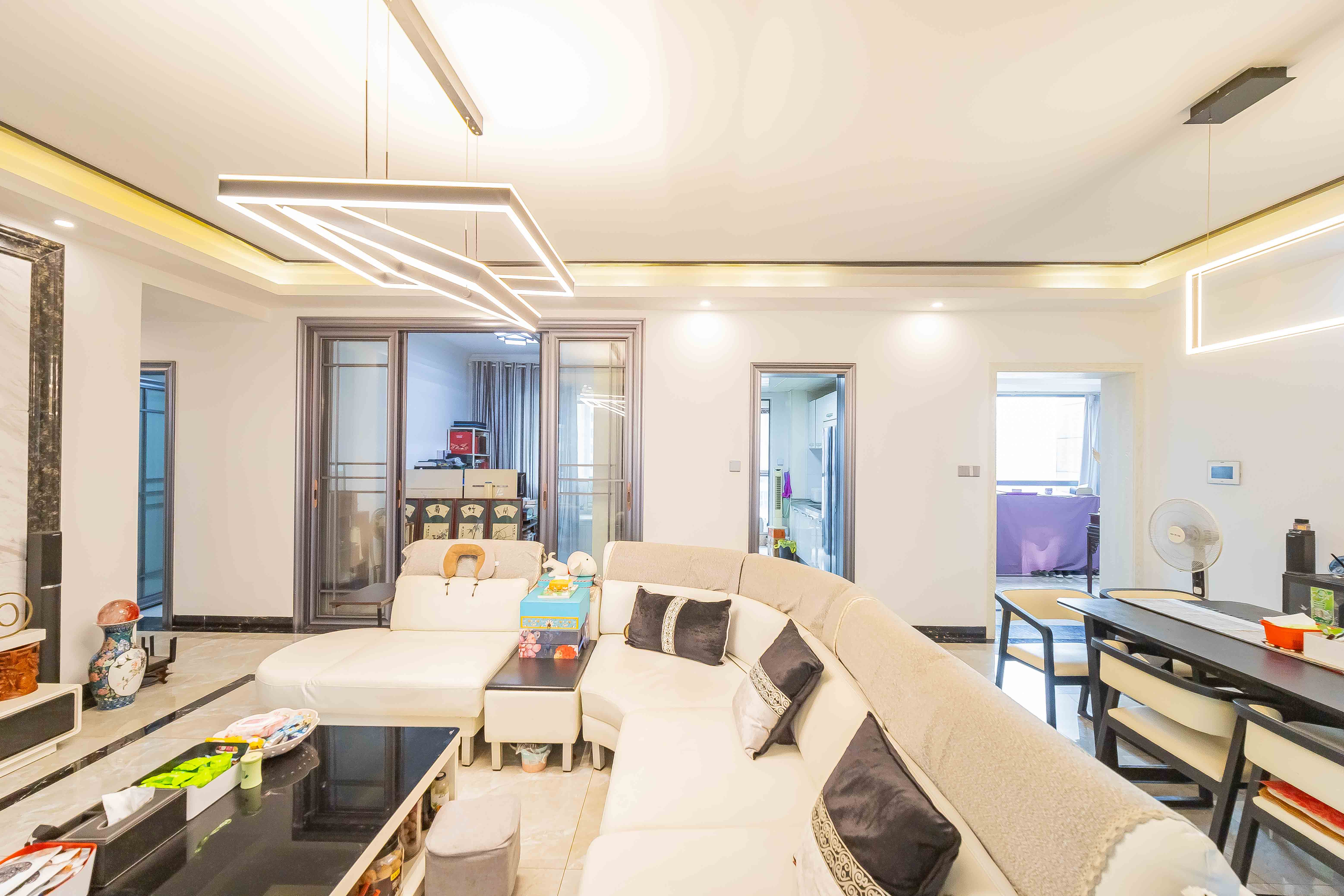 保利国际广场  4室2厅2卫    288.0万 保利国际广场  4室2厅2卫    288.0万客厅