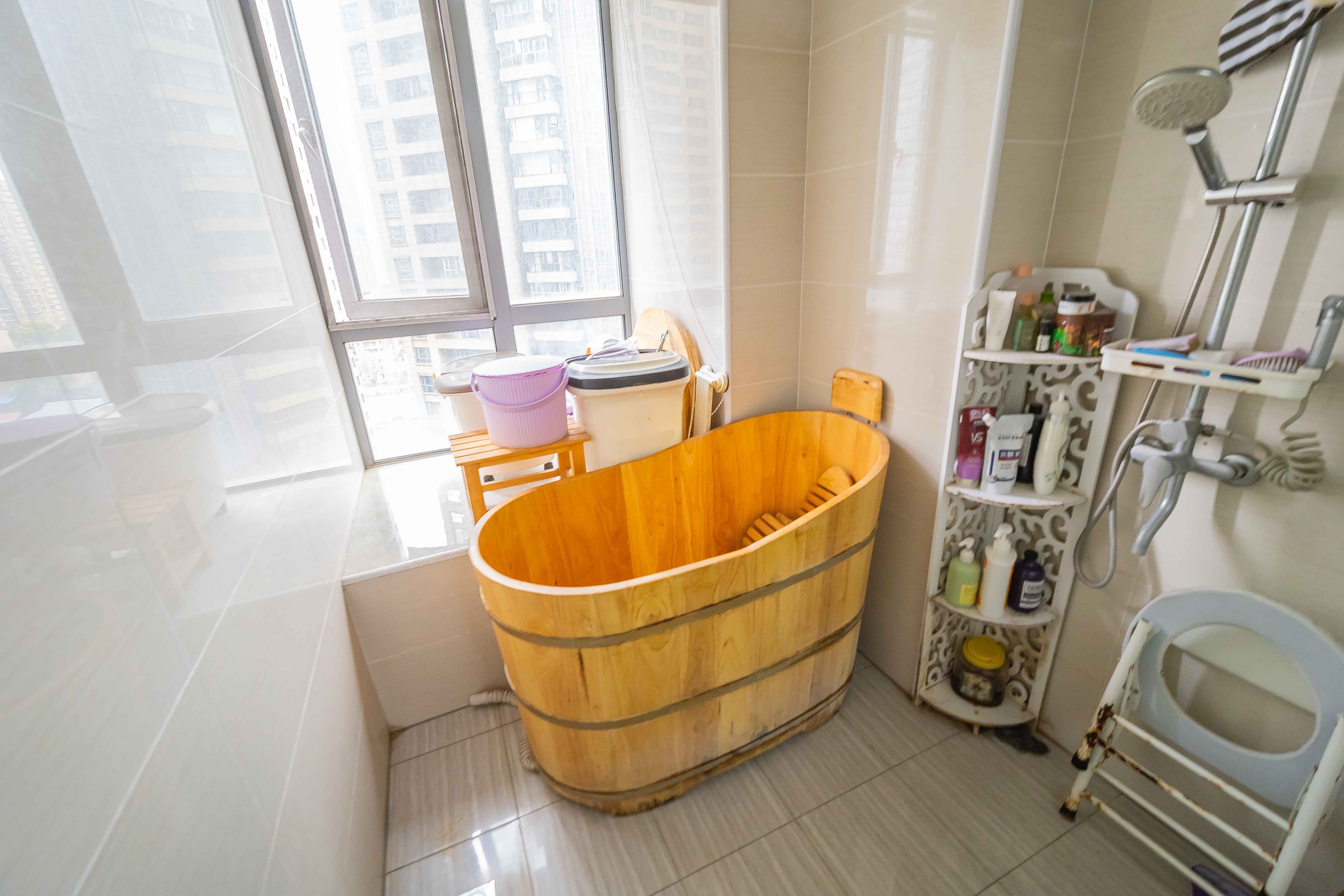 保利国际广场  4室2厅2卫    288.0万 保利国际广场  4室2厅2卫    288.0万卫生间