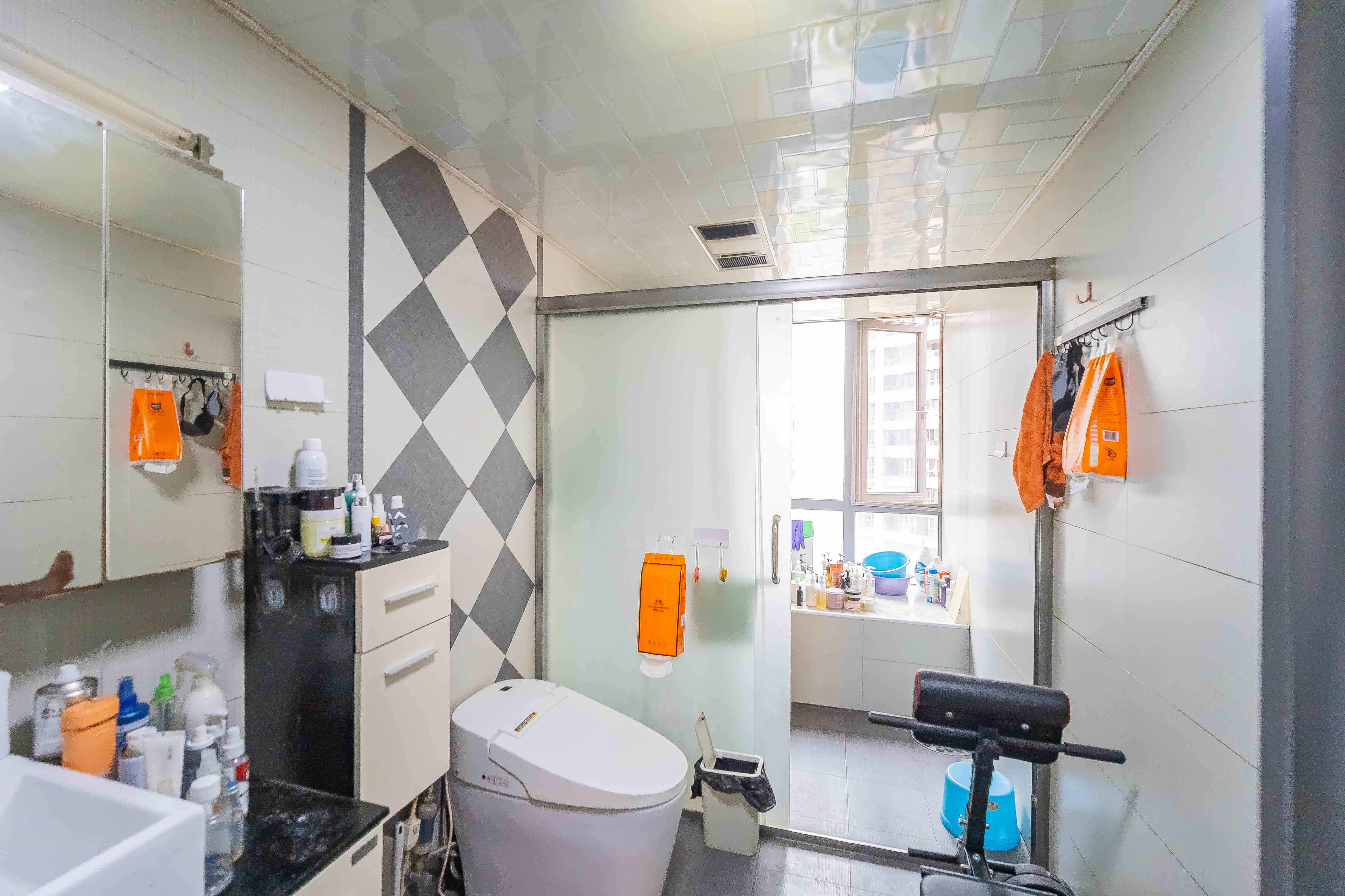 保利国际广场  4室2厅2卫    288.0万 保利国际广场  4室2厅2卫    288.0万卫生间