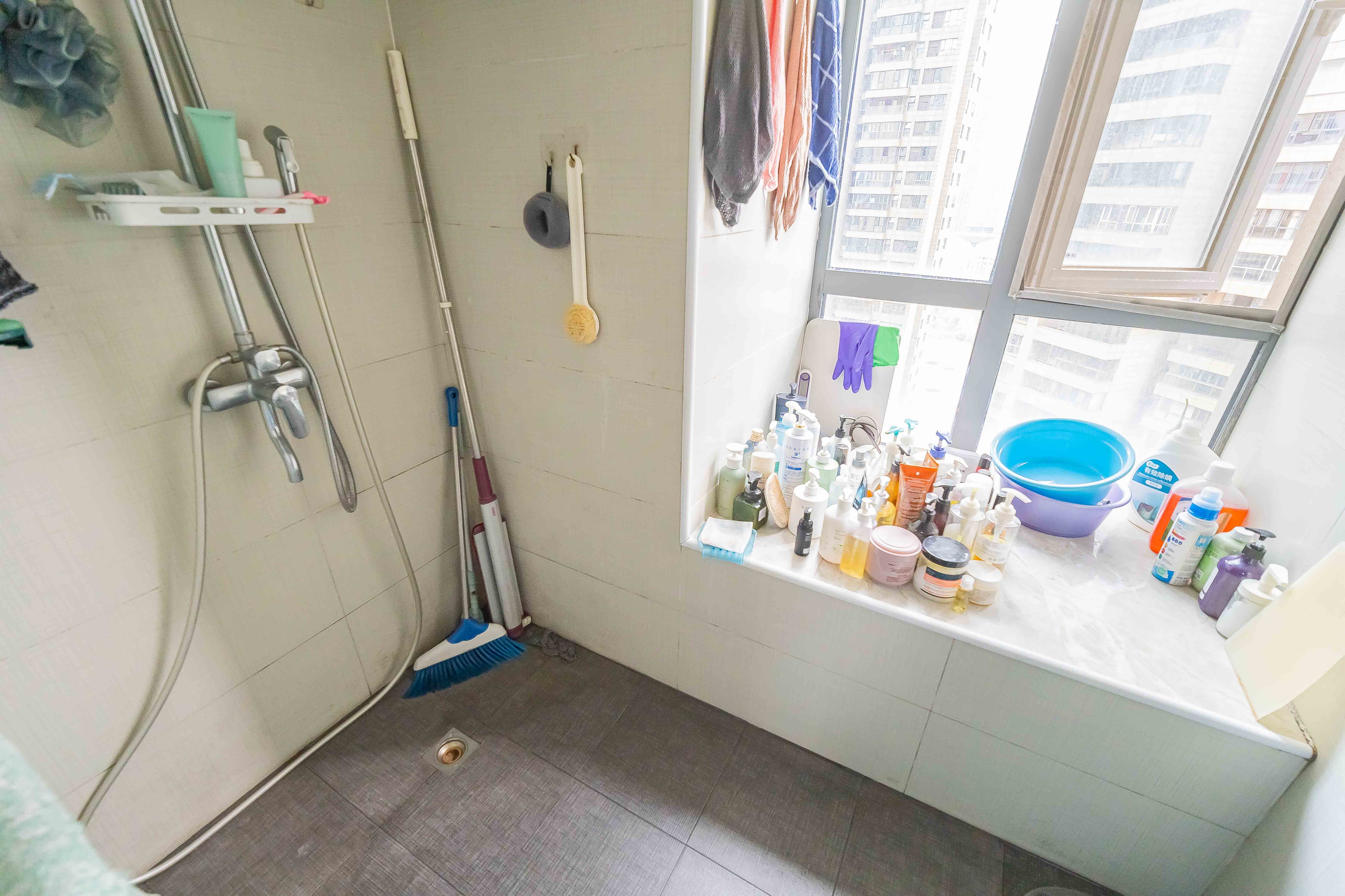 保利国际广场  4室2厅2卫    288.0万 保利国际广场  4室2厅2卫    288.0万卫生间