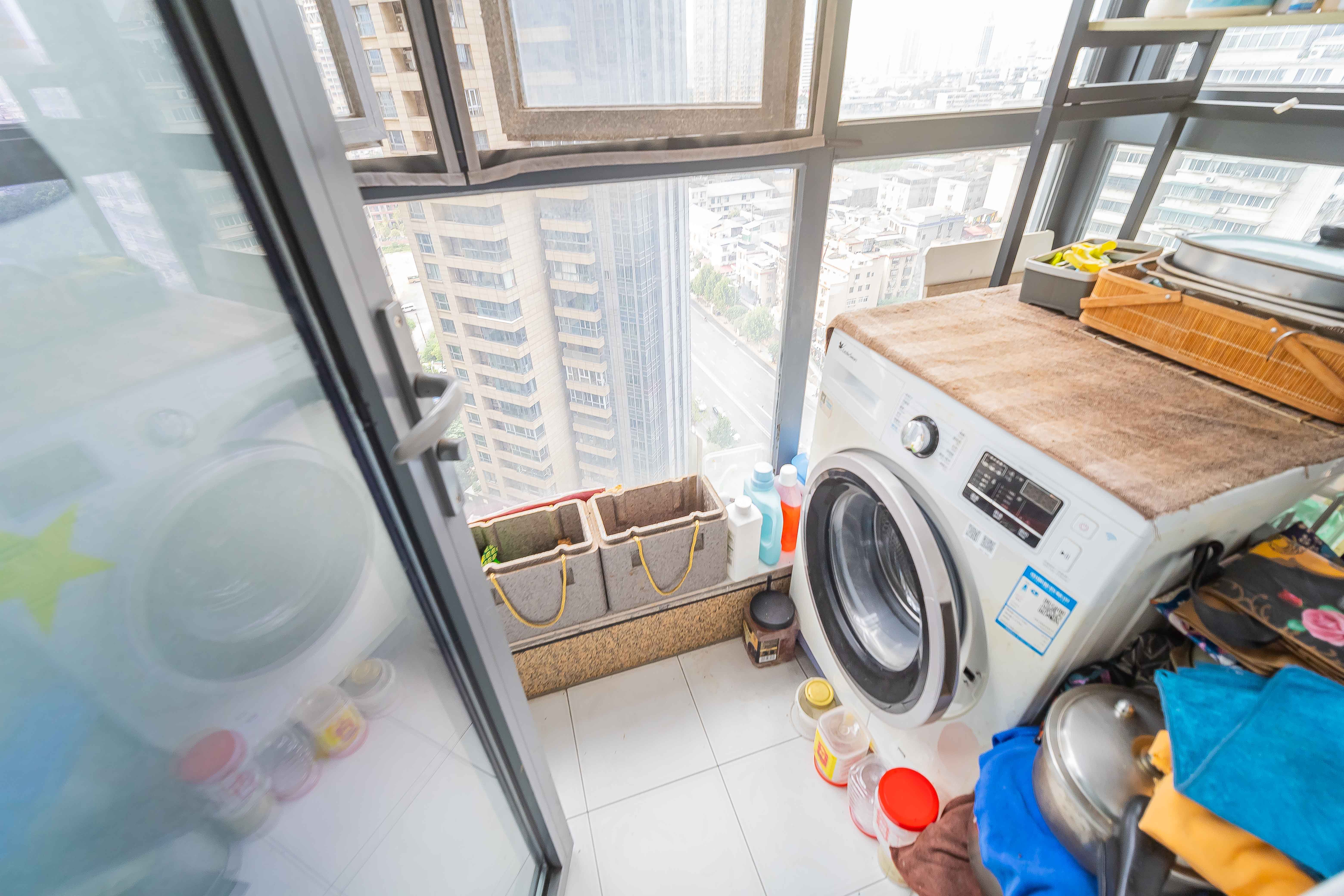 保利国际广场  4室2厅2卫    288.0万 保利国际广场  4室2厅2卫    288.0万阳台