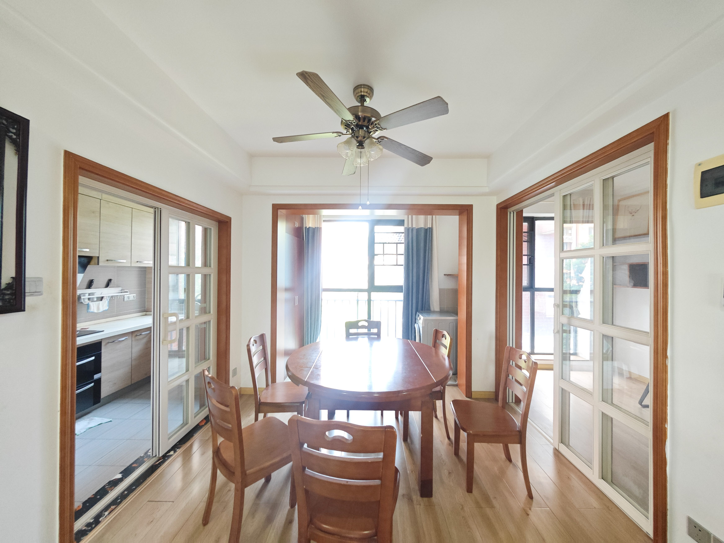 恒生碧水龙庭 4室2厅2卫 92.0万 恒生碧水龙庭 4室2厅2卫 92.0万客厅