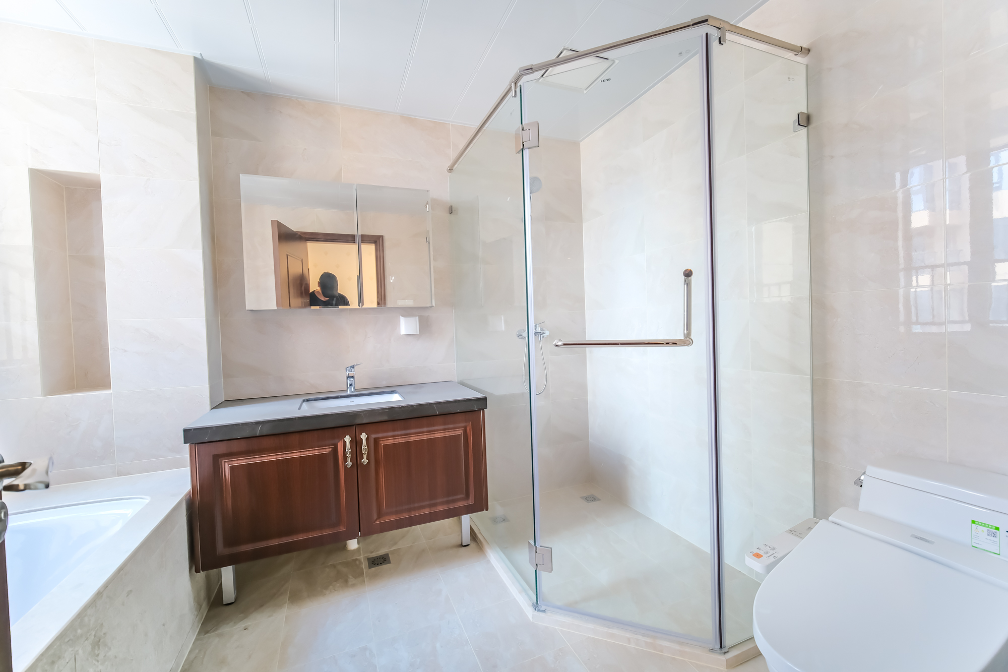 运达锦绣广场  5室2厅3卫    300.0万 运达锦绣广场  5室2厅3卫    300.0万卫生间