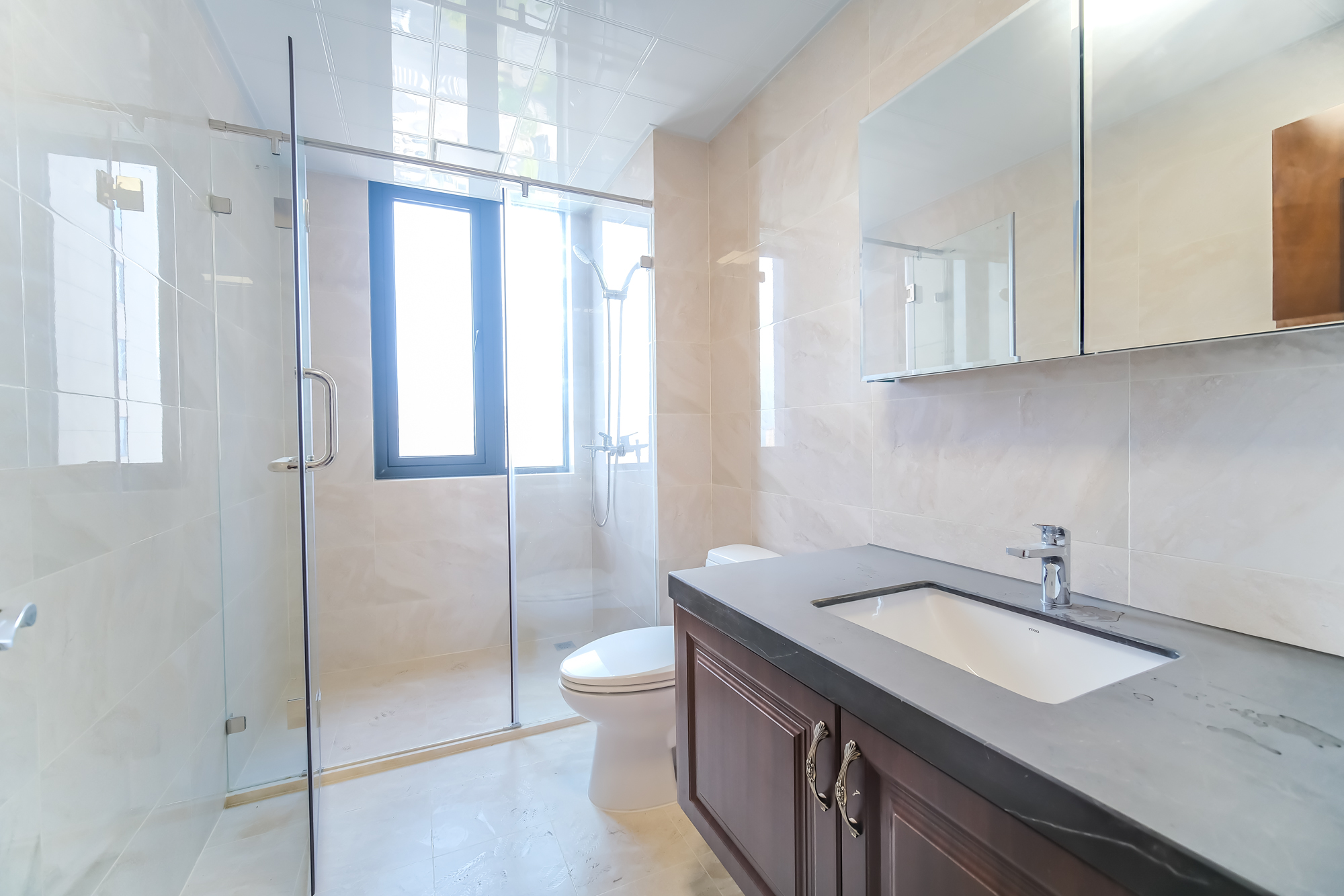 运达锦绣广场  5室2厅3卫    300.0万 运达锦绣广场  5室2厅3卫    300.0万卫生间