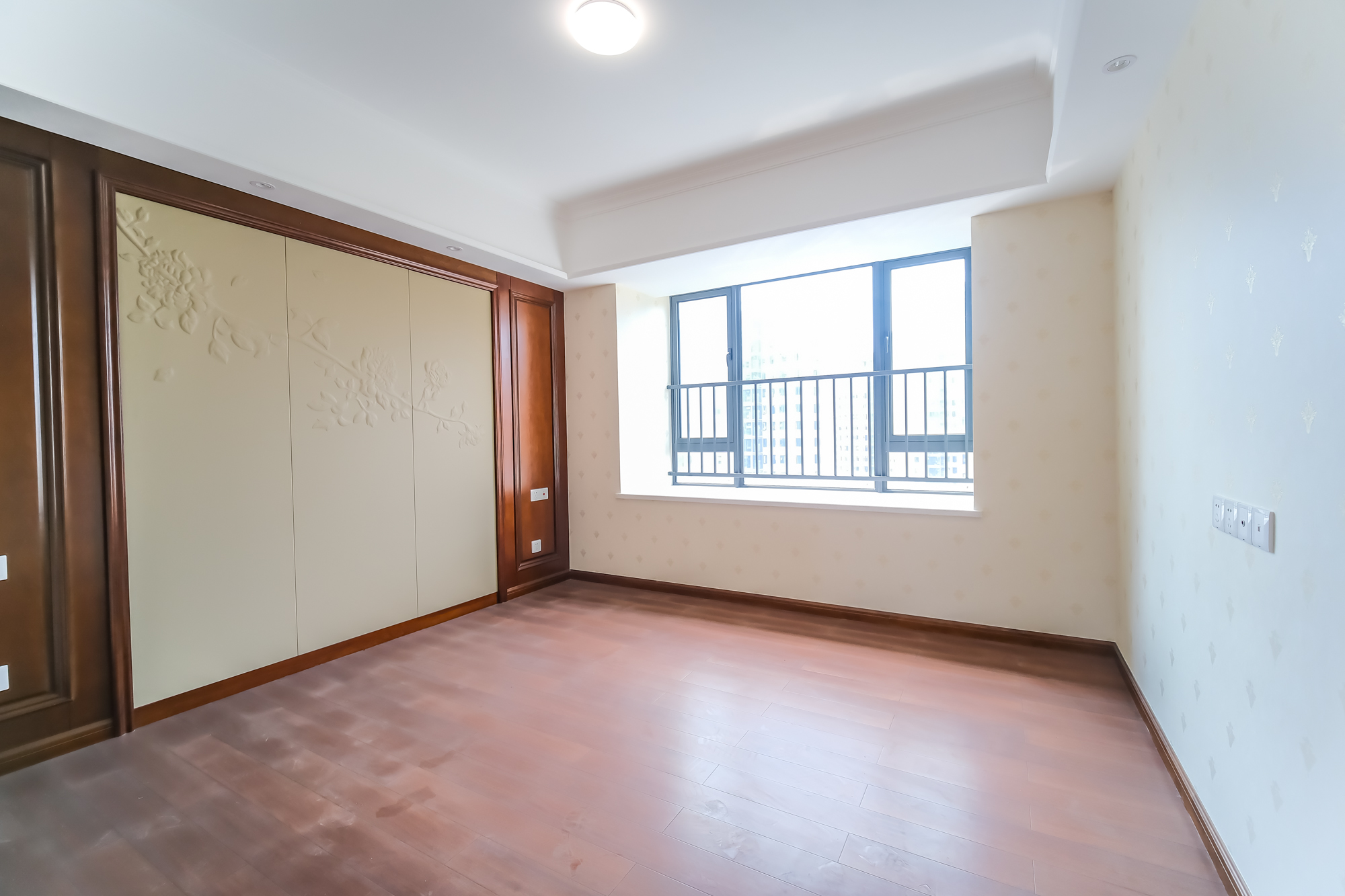 运达锦绣广场  5室2厅3卫    300.0万 运达锦绣广场  5室2厅3卫    300.0万卧室