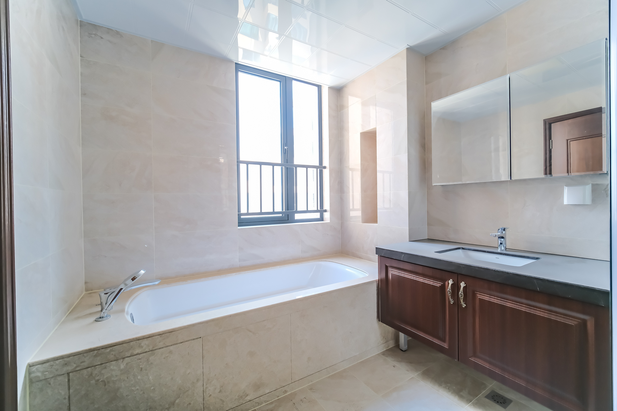 运达锦绣广场  5室2厅3卫    300.0万 运达锦绣广场  5室2厅3卫    300.0万卫生间