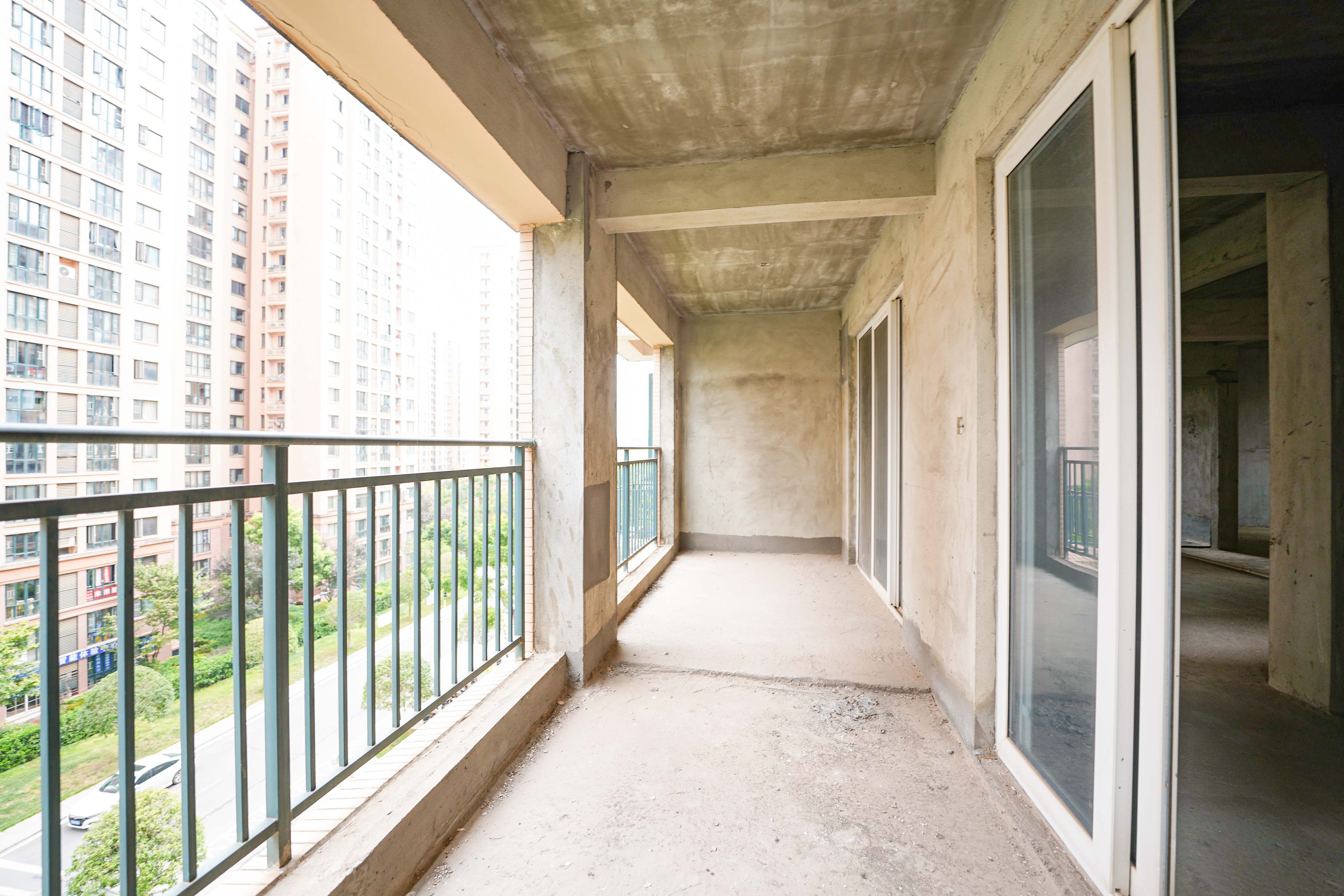 丽发新城  3室2厅2卫   90.00万阳台