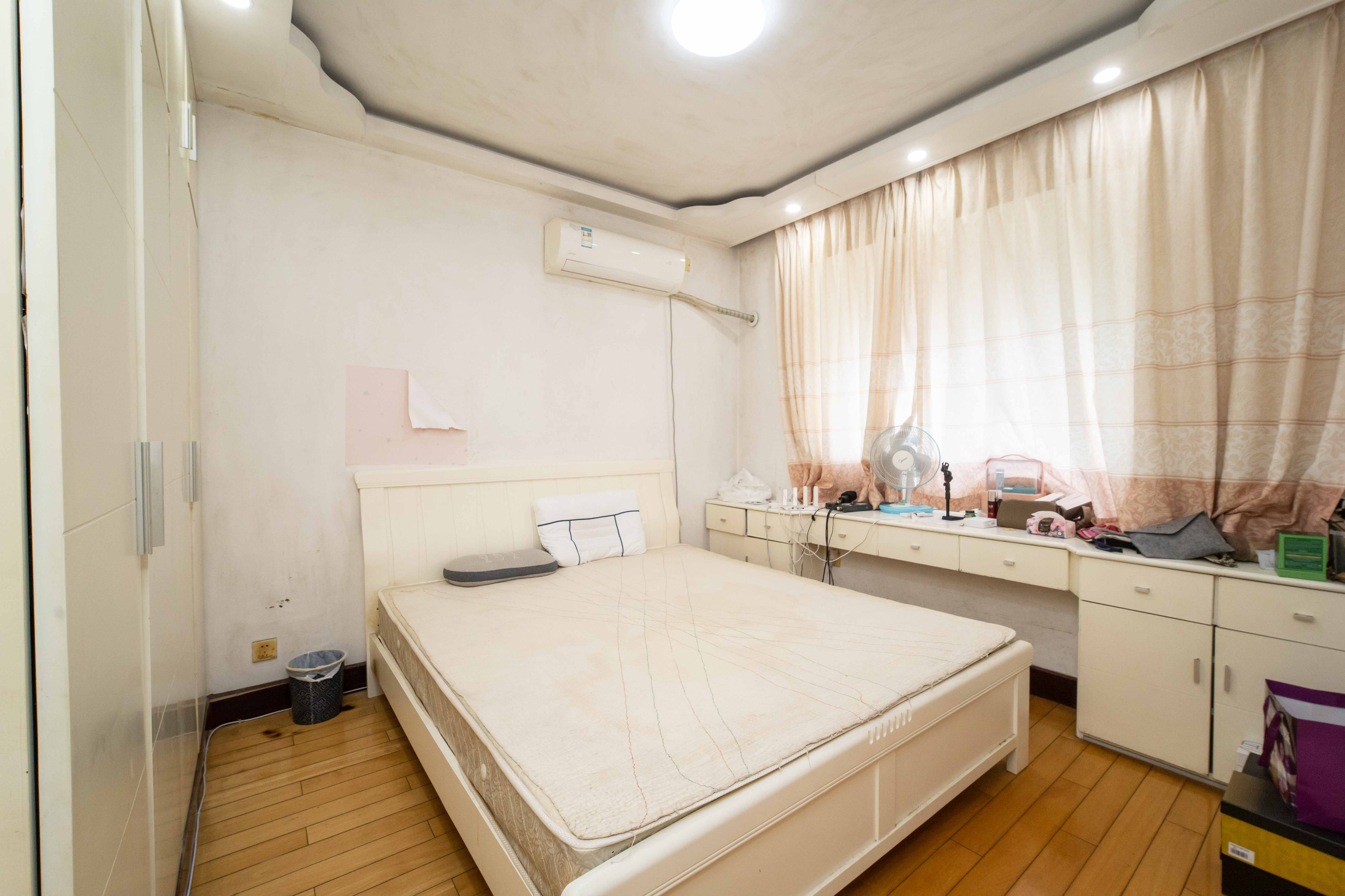 恒达花园  3室2厅2卫   98.00万卧室