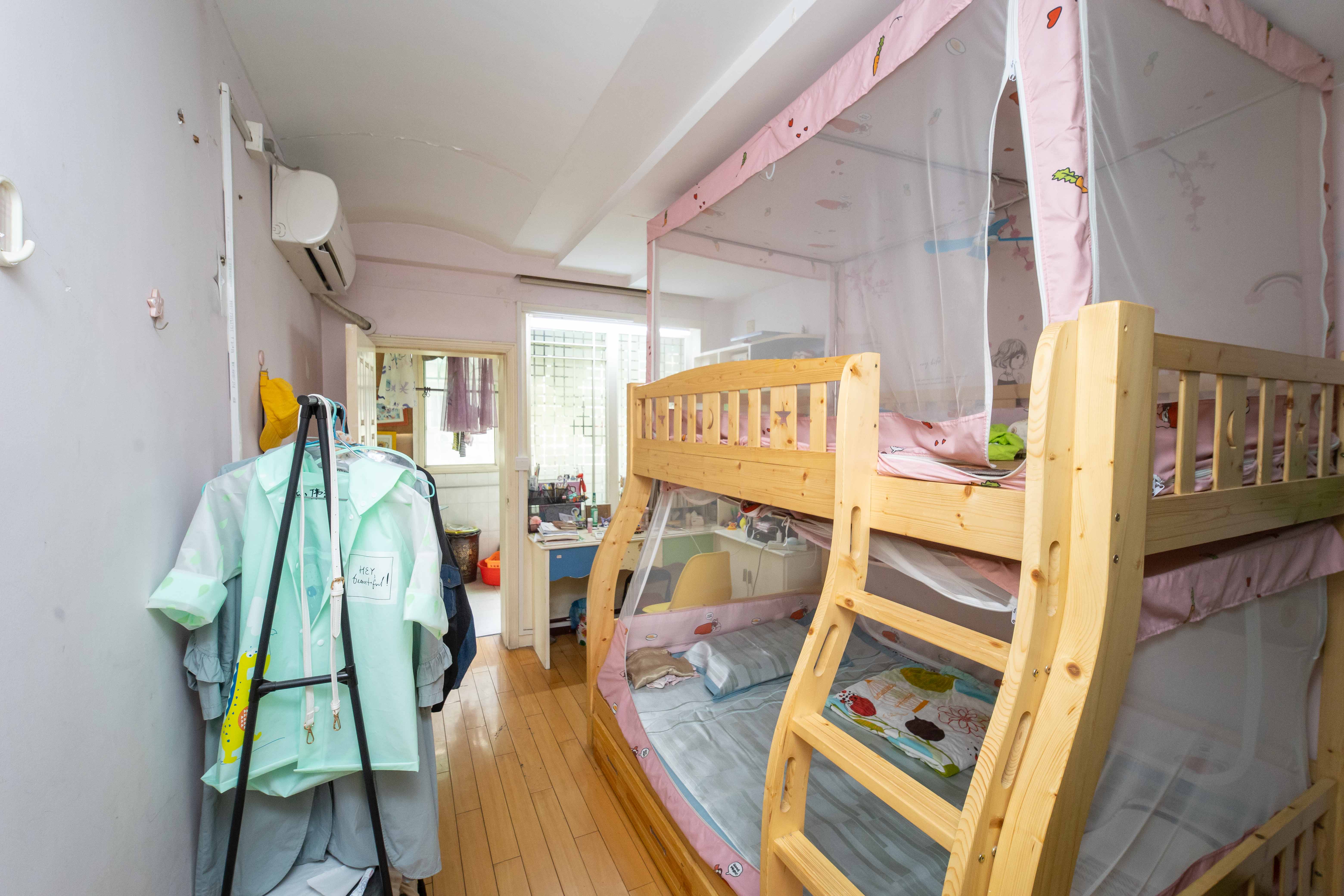 恒达花园  3室2厅2卫   98.00万卧室