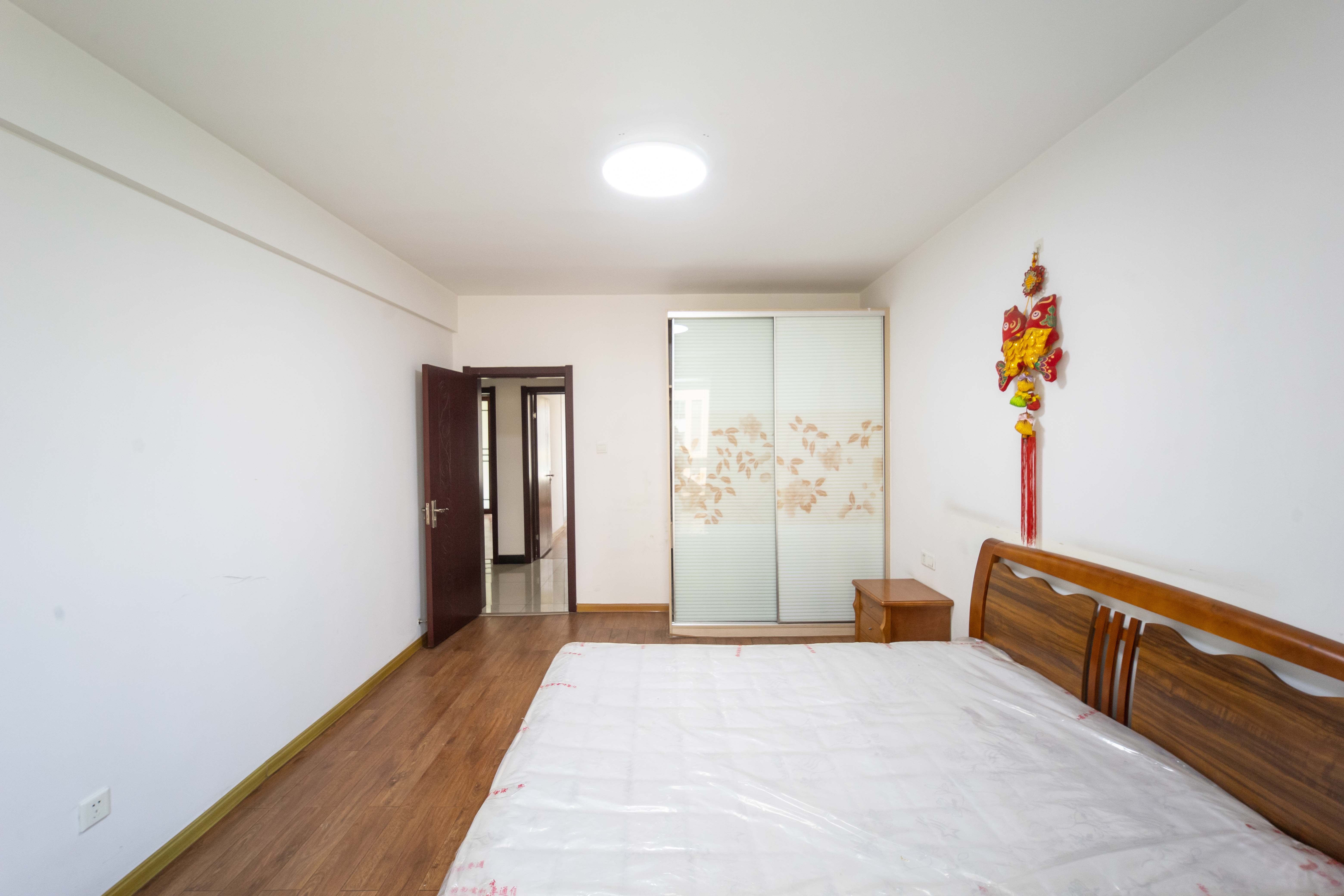 丽景新贵  4室2厅2卫   140.00万卧室