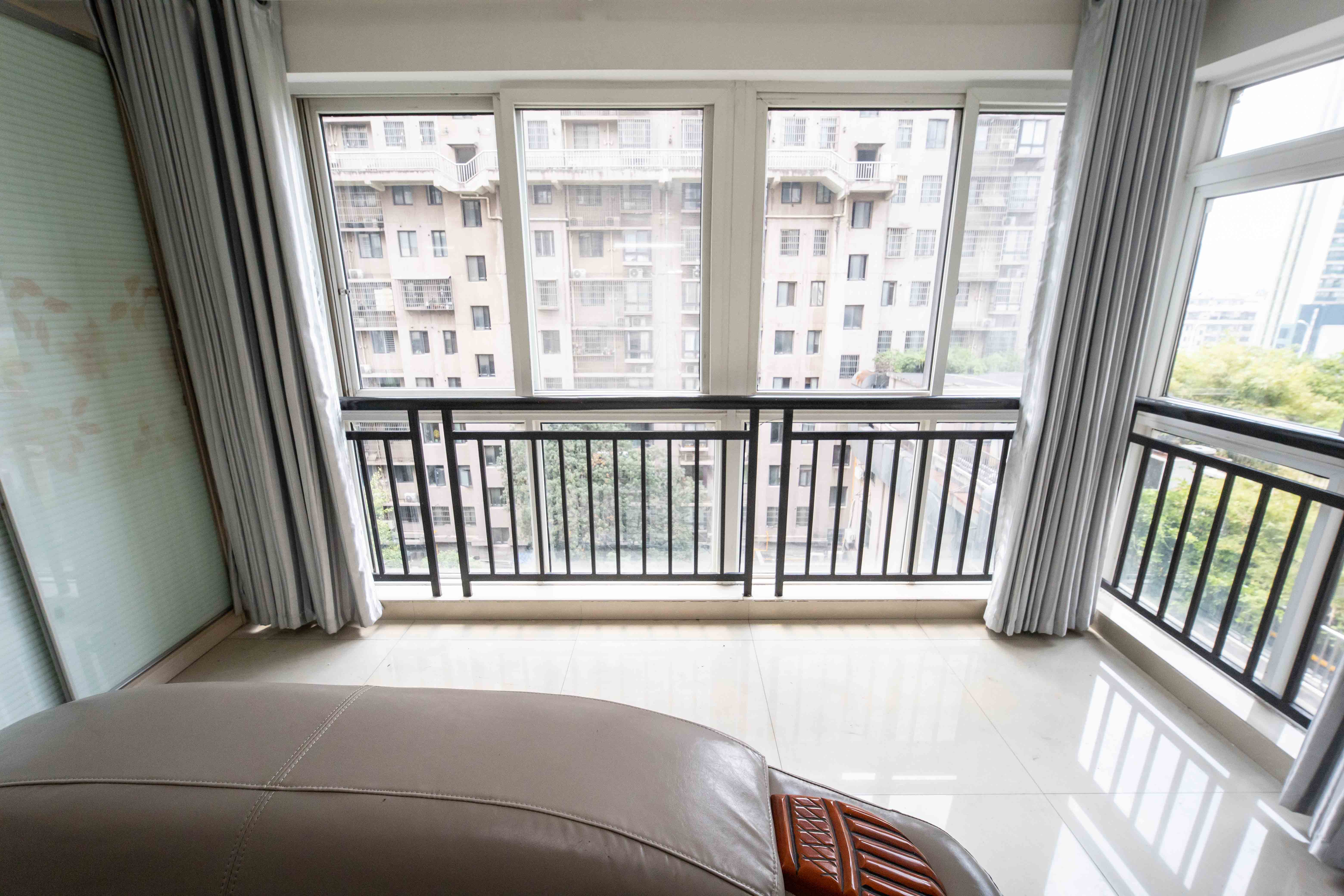 丽景新贵  4室2厅2卫   140.00万阳台