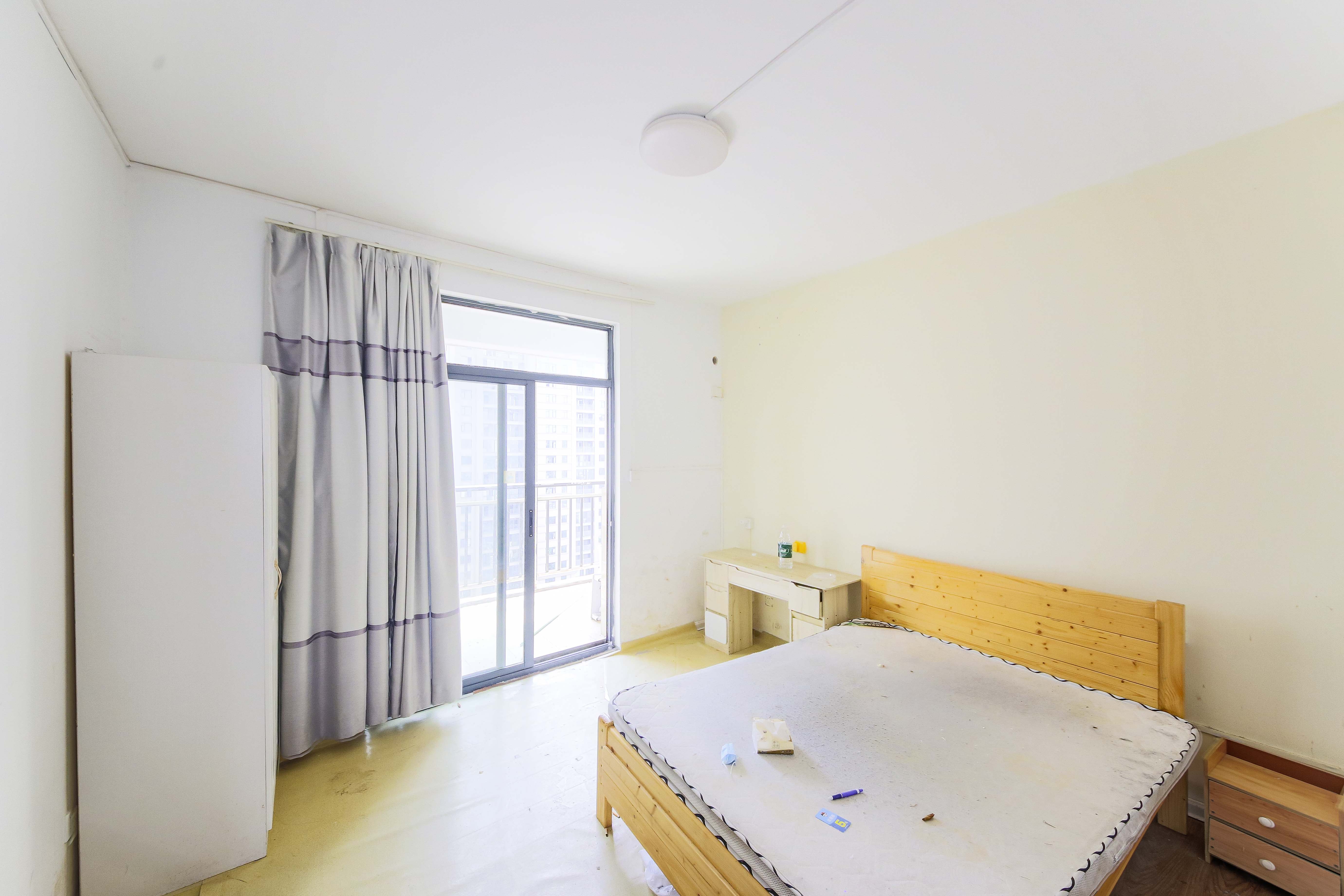 青园  3室2厅2卫   159.80万卧室