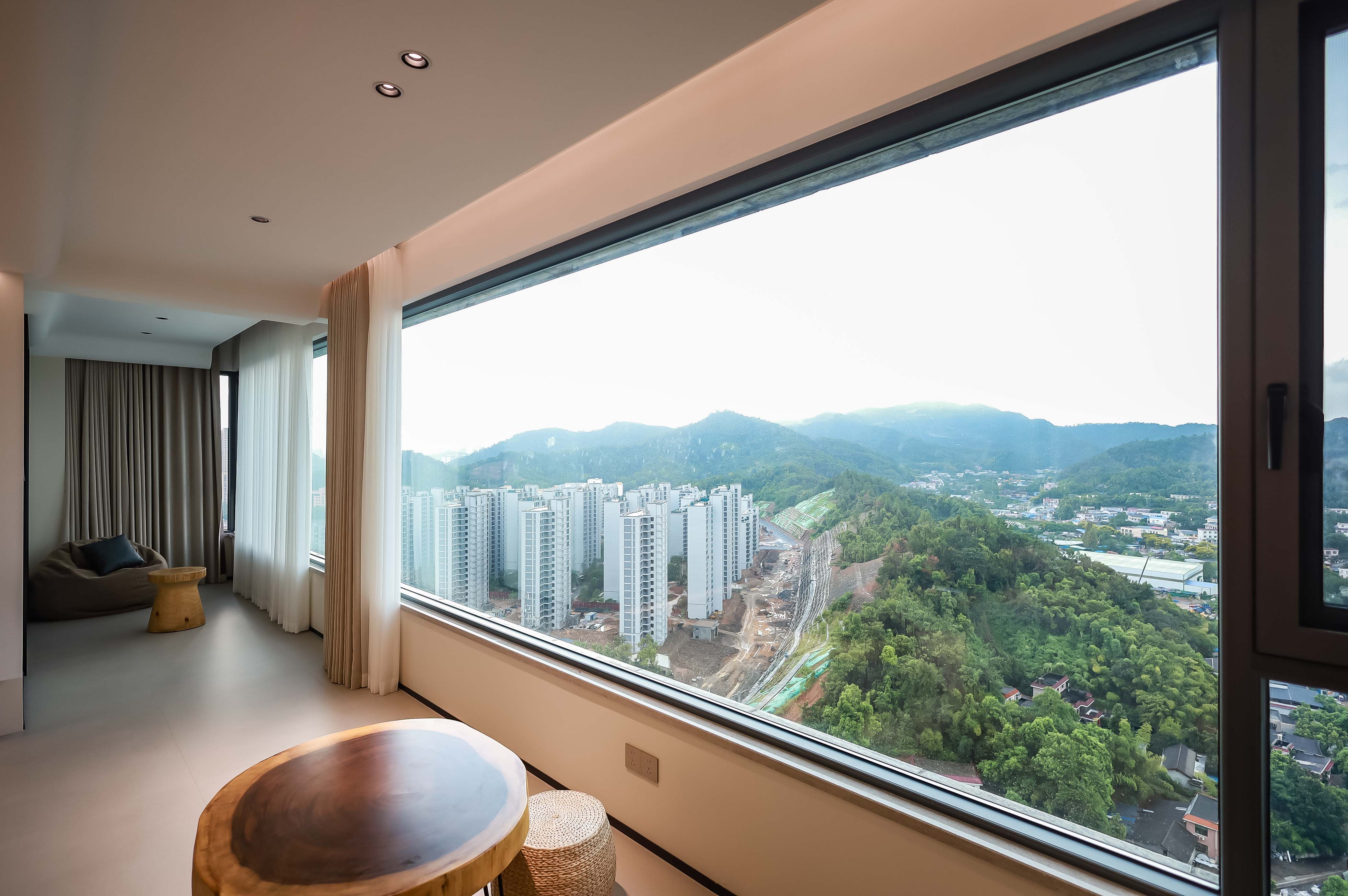 万象府台  4室2厅2卫   408.00万阳台