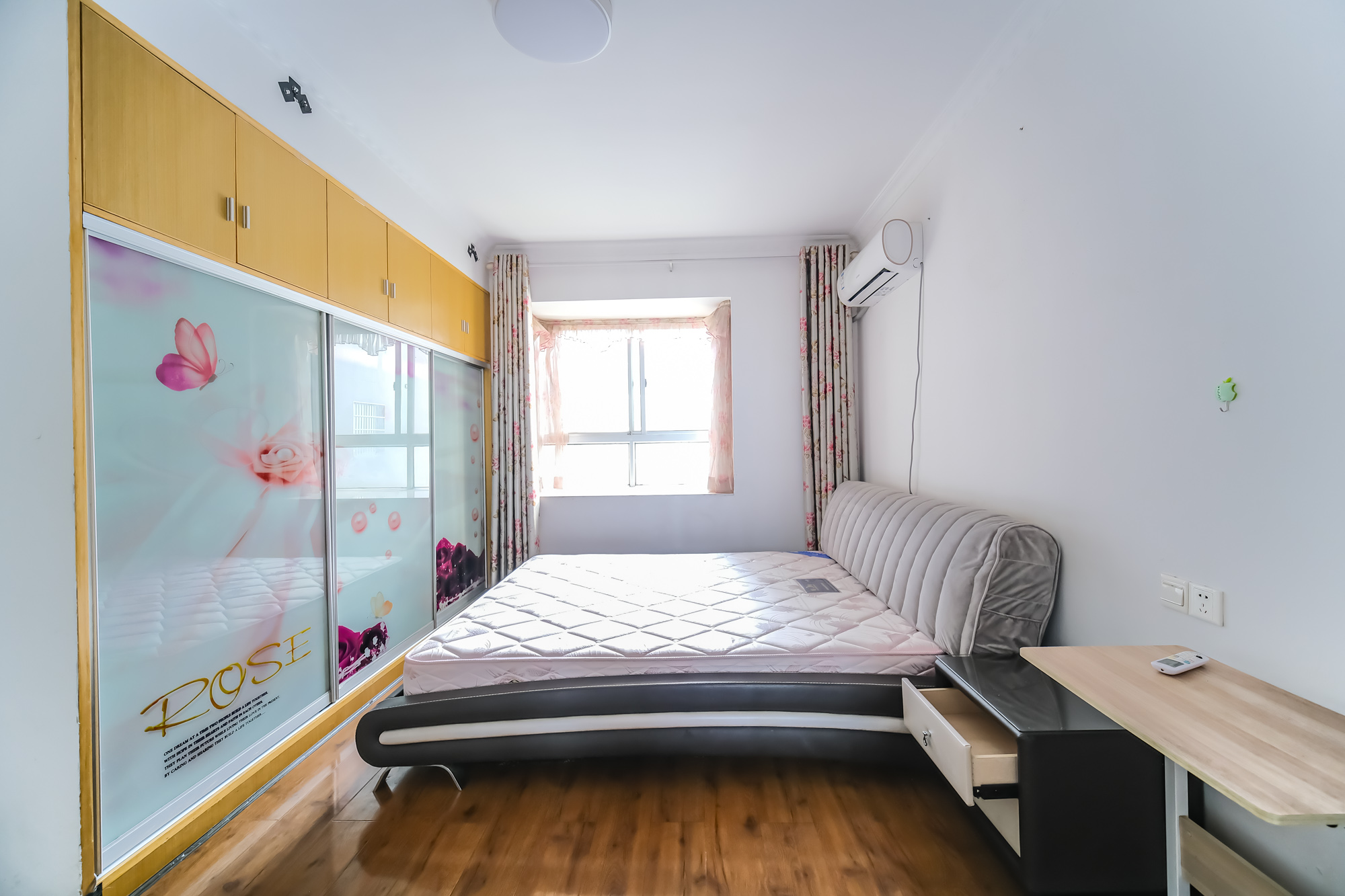 红树湾  3室2厅2卫    63.0万 红树湾  3室2厅2卫    63.0万卧室