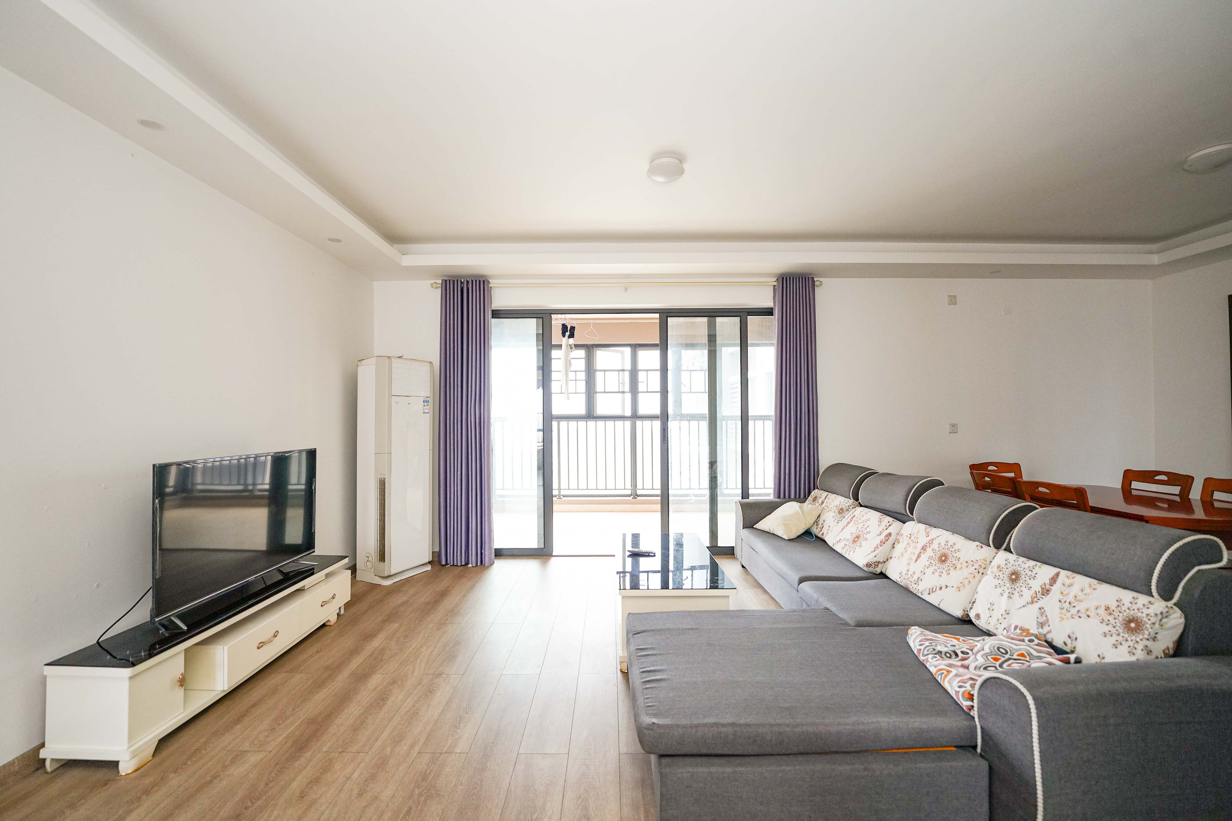 汇金城/嘉华城(二期、三期) 4室2厅2卫 172.0万 汇金城/嘉华城(二期、三期) 4室2厅2卫 172.0万客厅