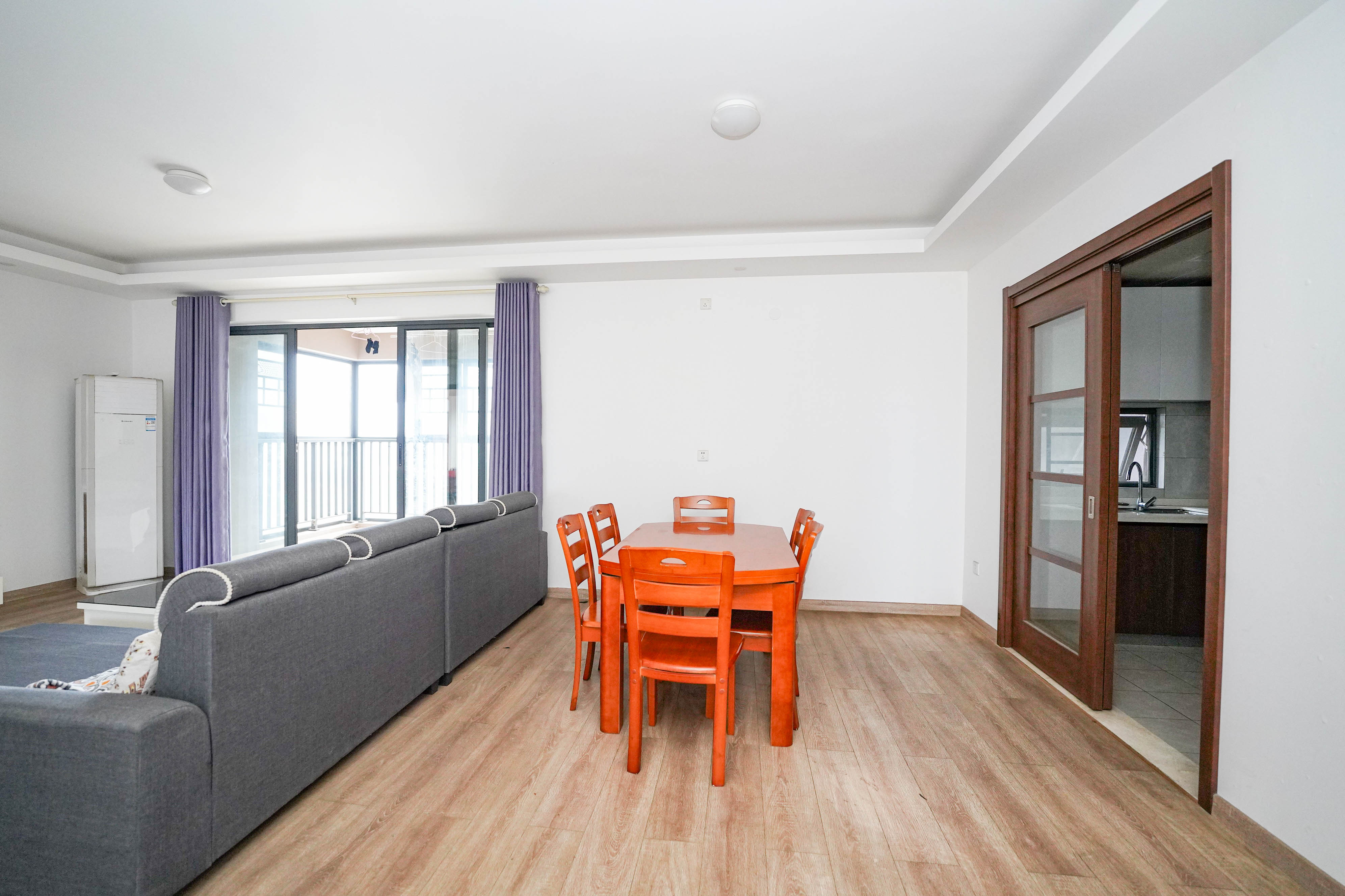 汇金城/嘉华城(二期、三期) 4室2厅2卫 172.0万 汇金城/嘉华城(二期、三期) 4室2厅2卫 172.0万客厅