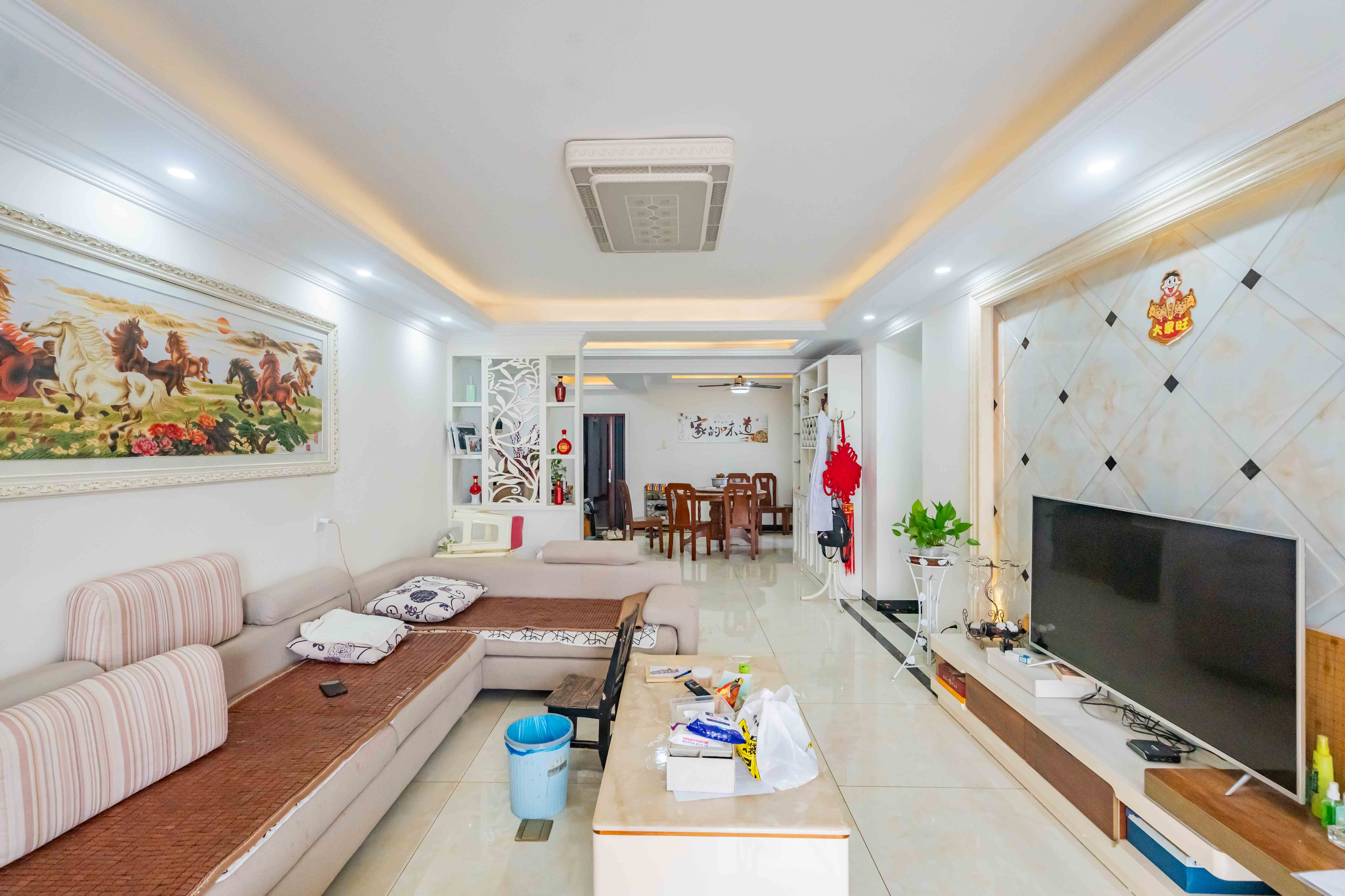 悦湖山 4室2厅2卫 85.0万 悦湖山 4室2厅2卫 85.0万客厅