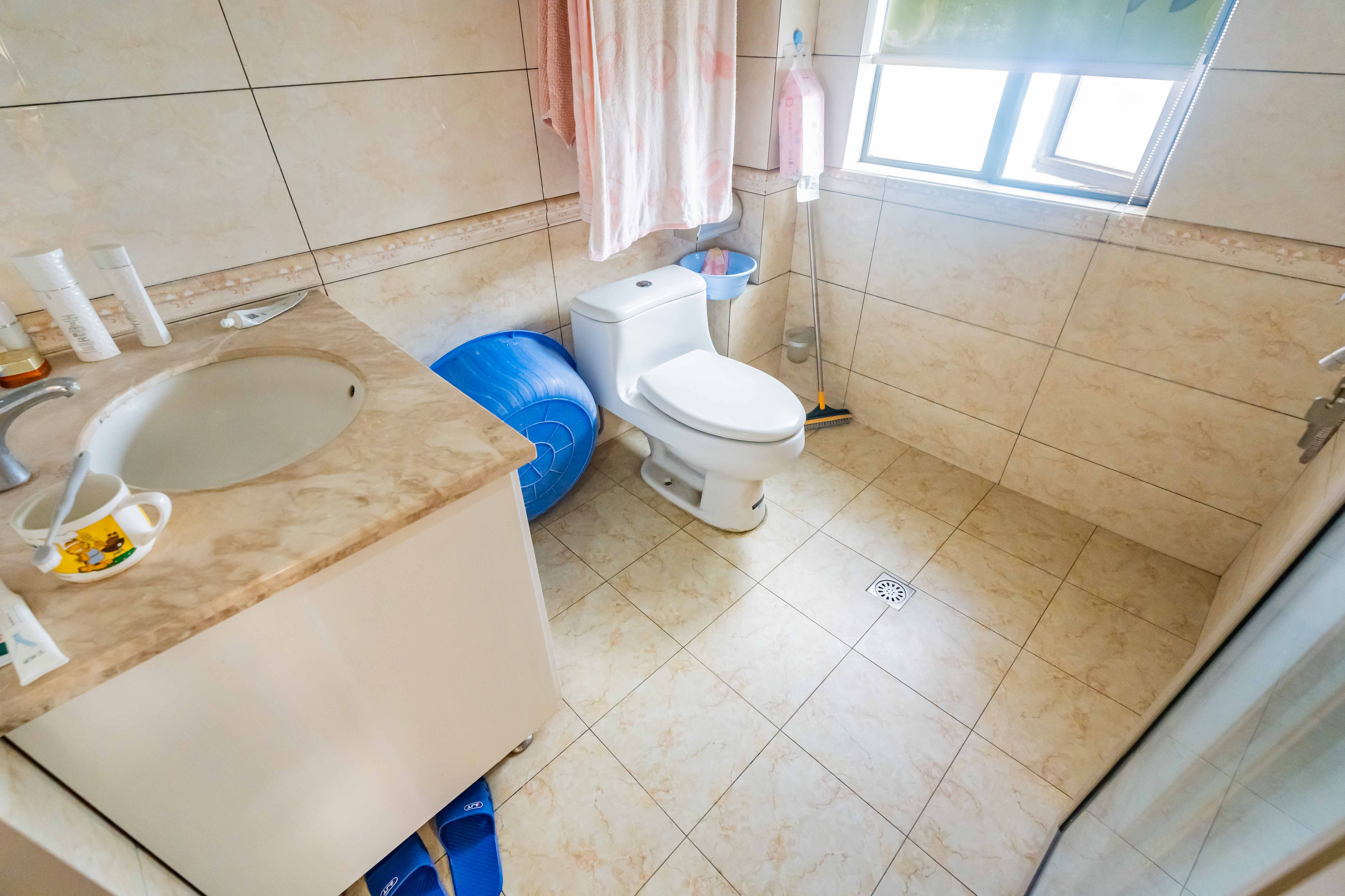 悦湖山 4室2厅2卫 85.0万 悦湖山 4室2厅2卫 85.0万卫生间