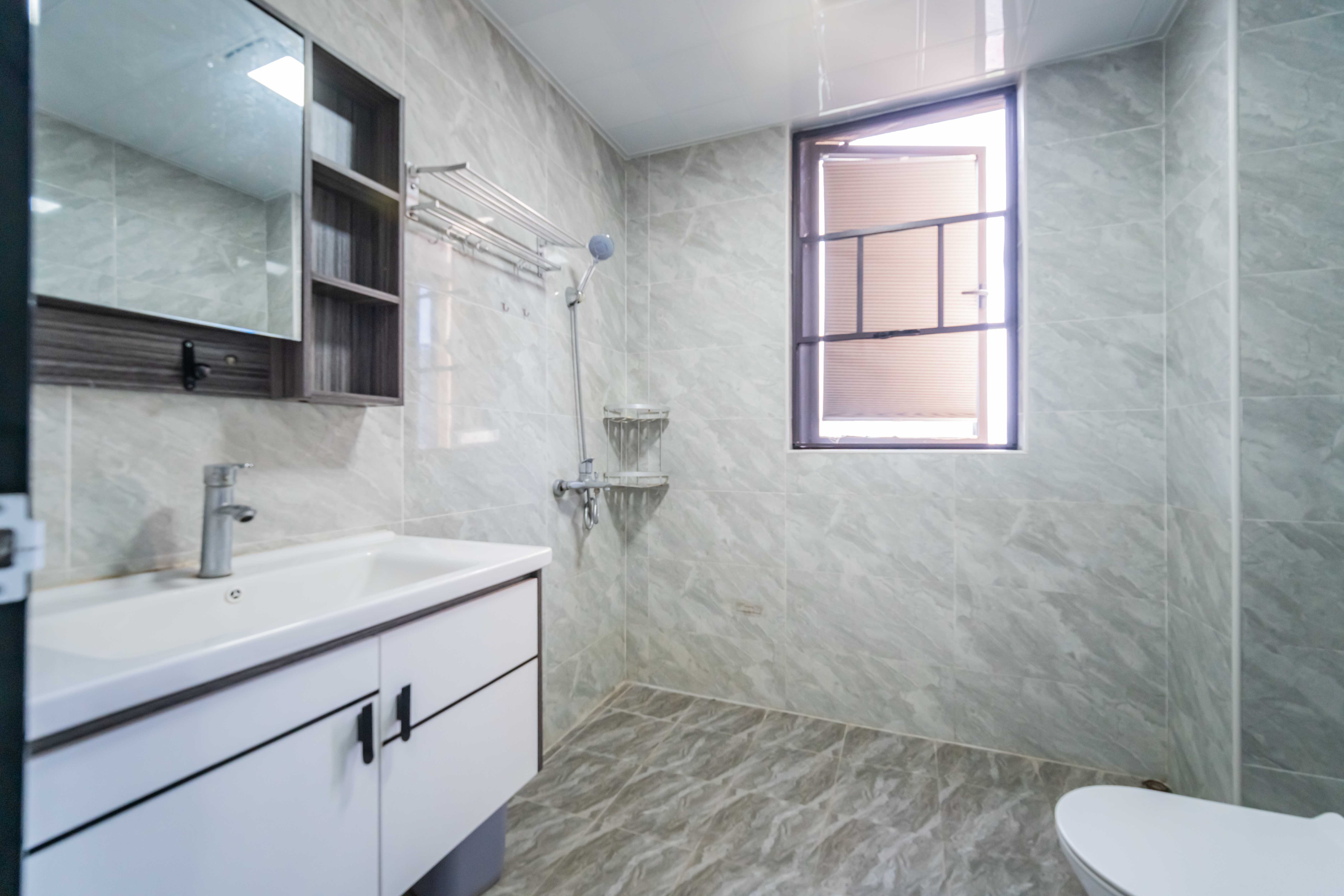 中天星耀城 4室2厅2卫 172.0万 中天星耀城 4室2厅2卫 172.0万卫生间