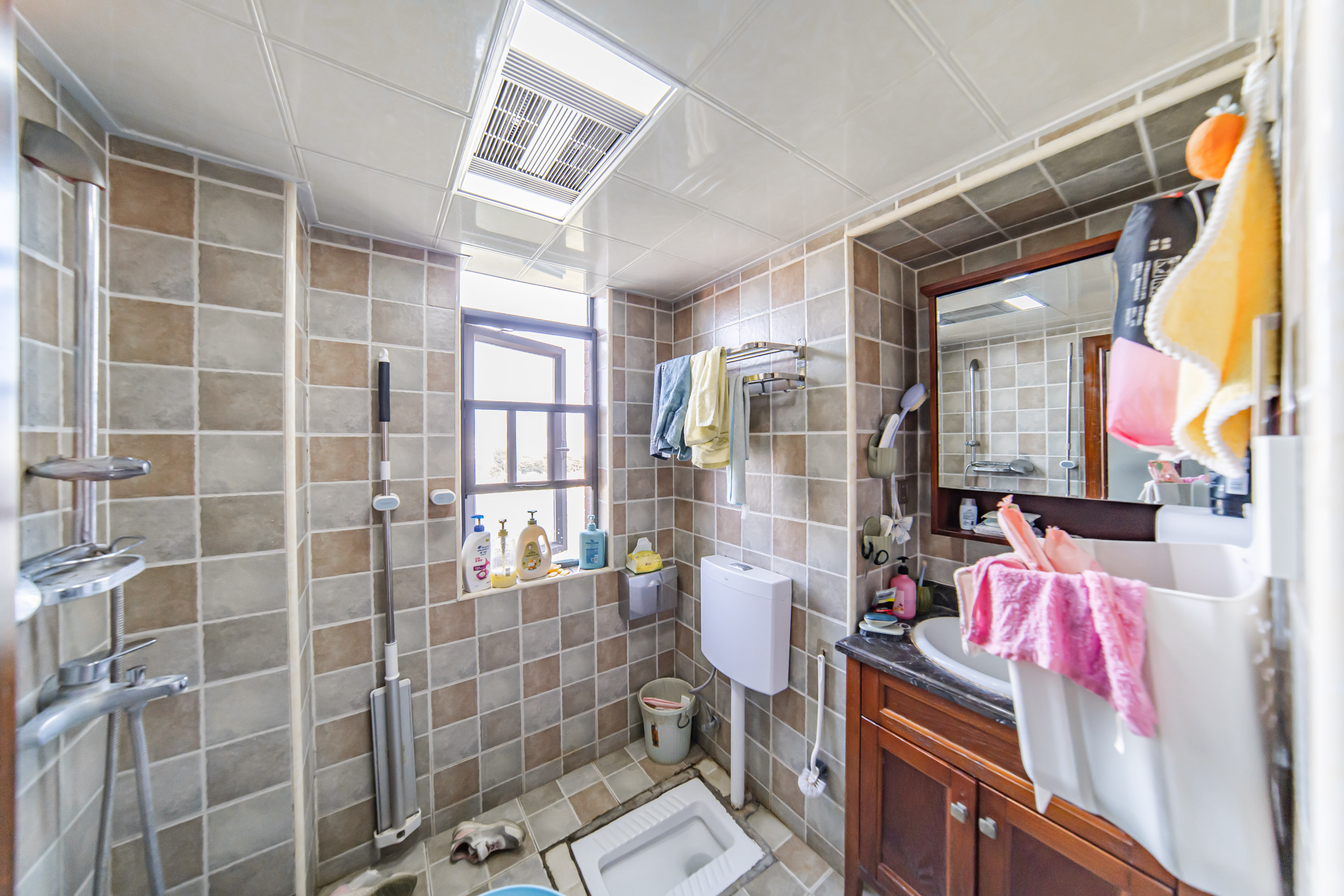 麓山翰林苑 4室2厅1卫 170.0万 麓山翰林苑 4室2厅1卫 170.0万卫生间