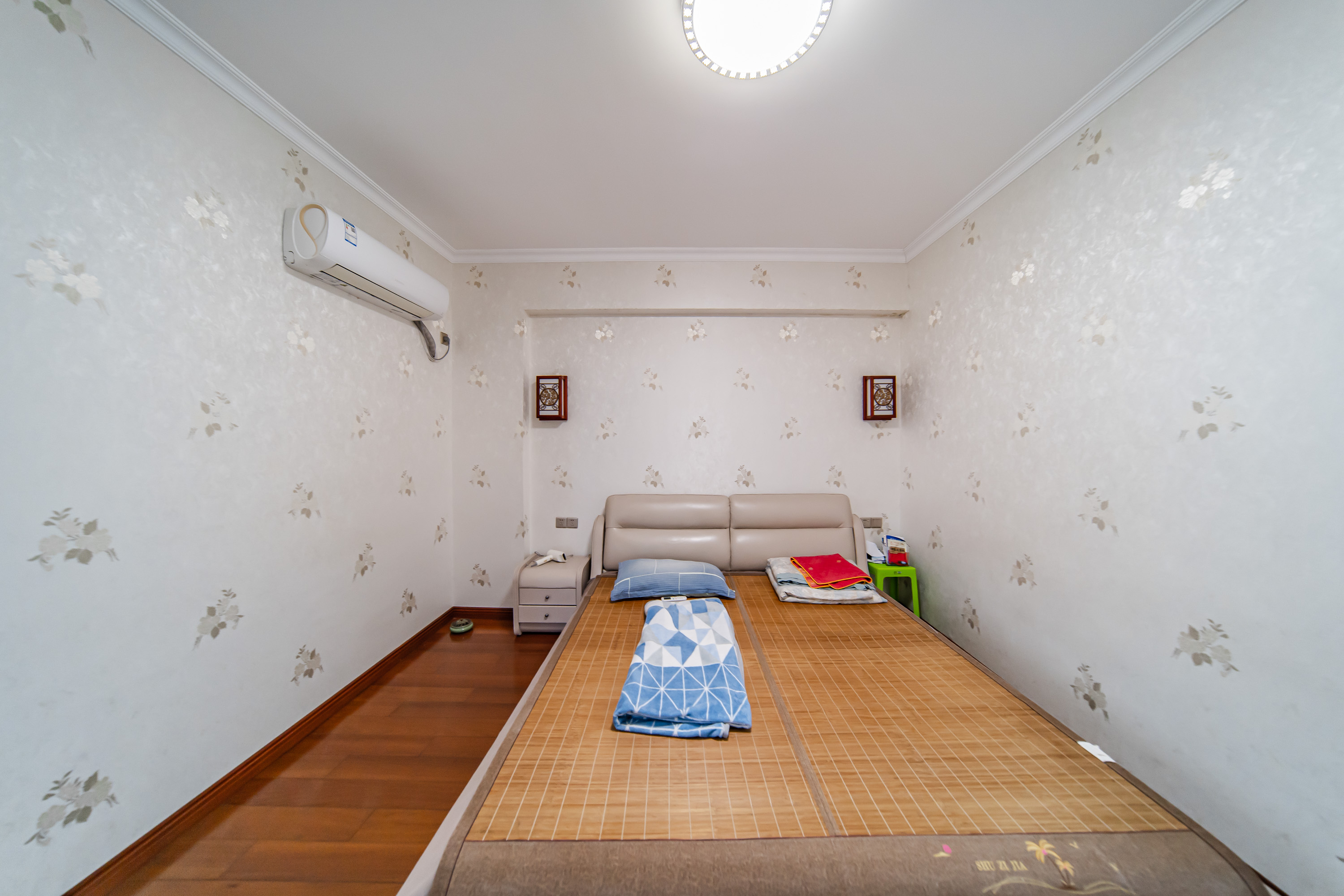 麓山翰林苑 4室2厅1卫 170.0万 麓山翰林苑 4室2厅1卫 170.0万卧室