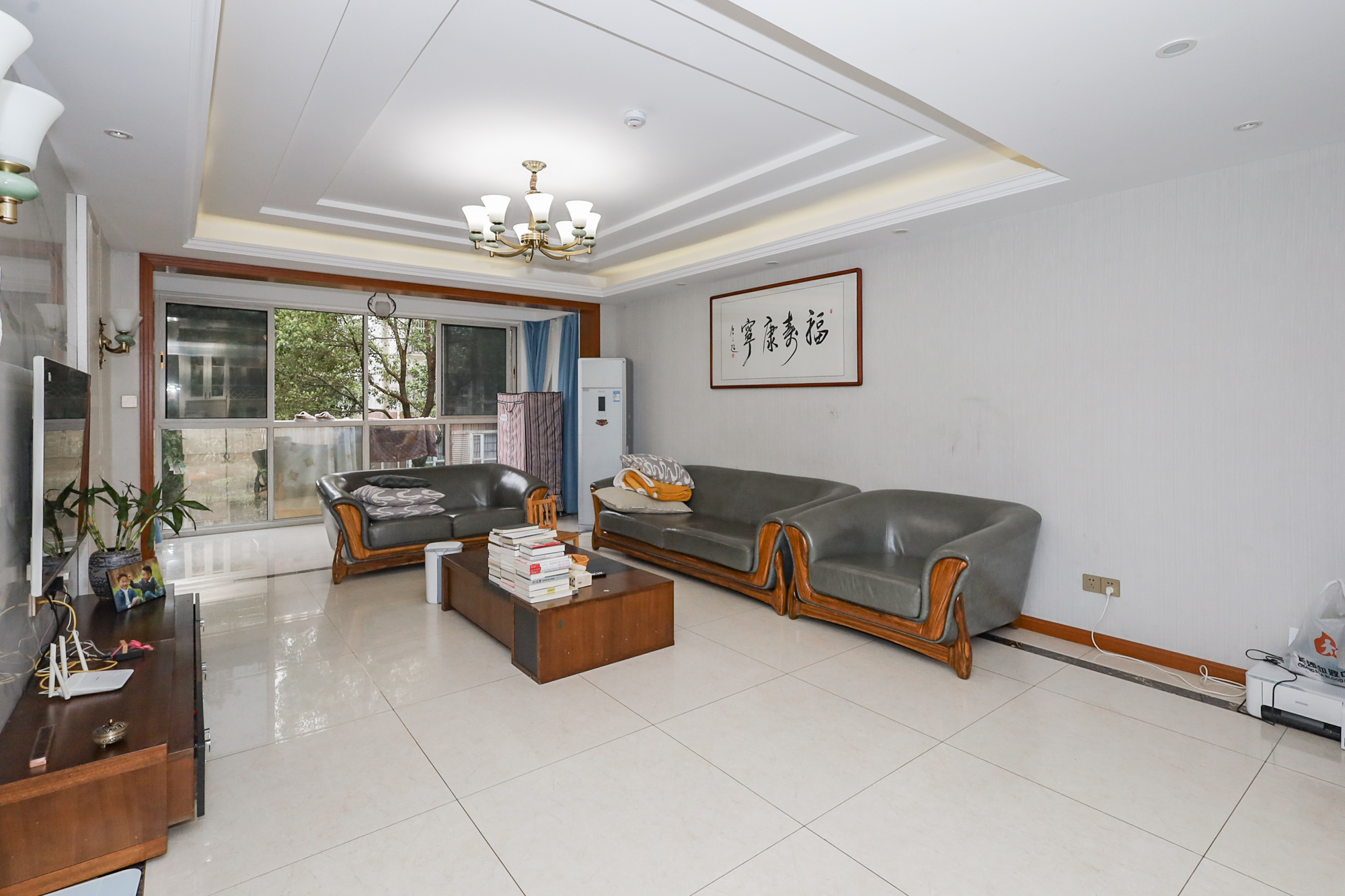 八方小区A区  4室2厅2卫    430.0万客厅