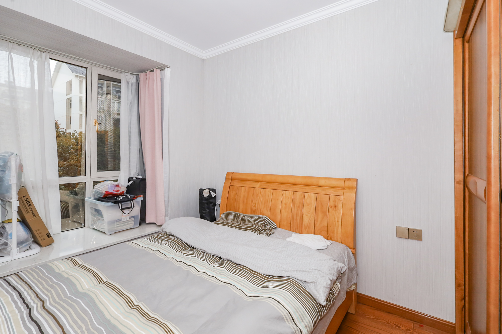 八方小区A区  4室2厅2卫    430.0万 八方小区A区  4室2厅2卫    430.0万卧室