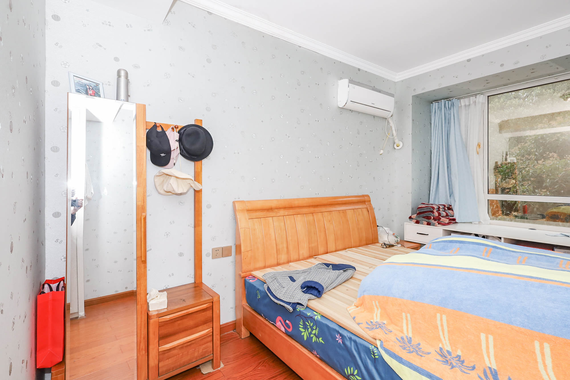 八方小区A区  4室2厅2卫    430.0万卧室