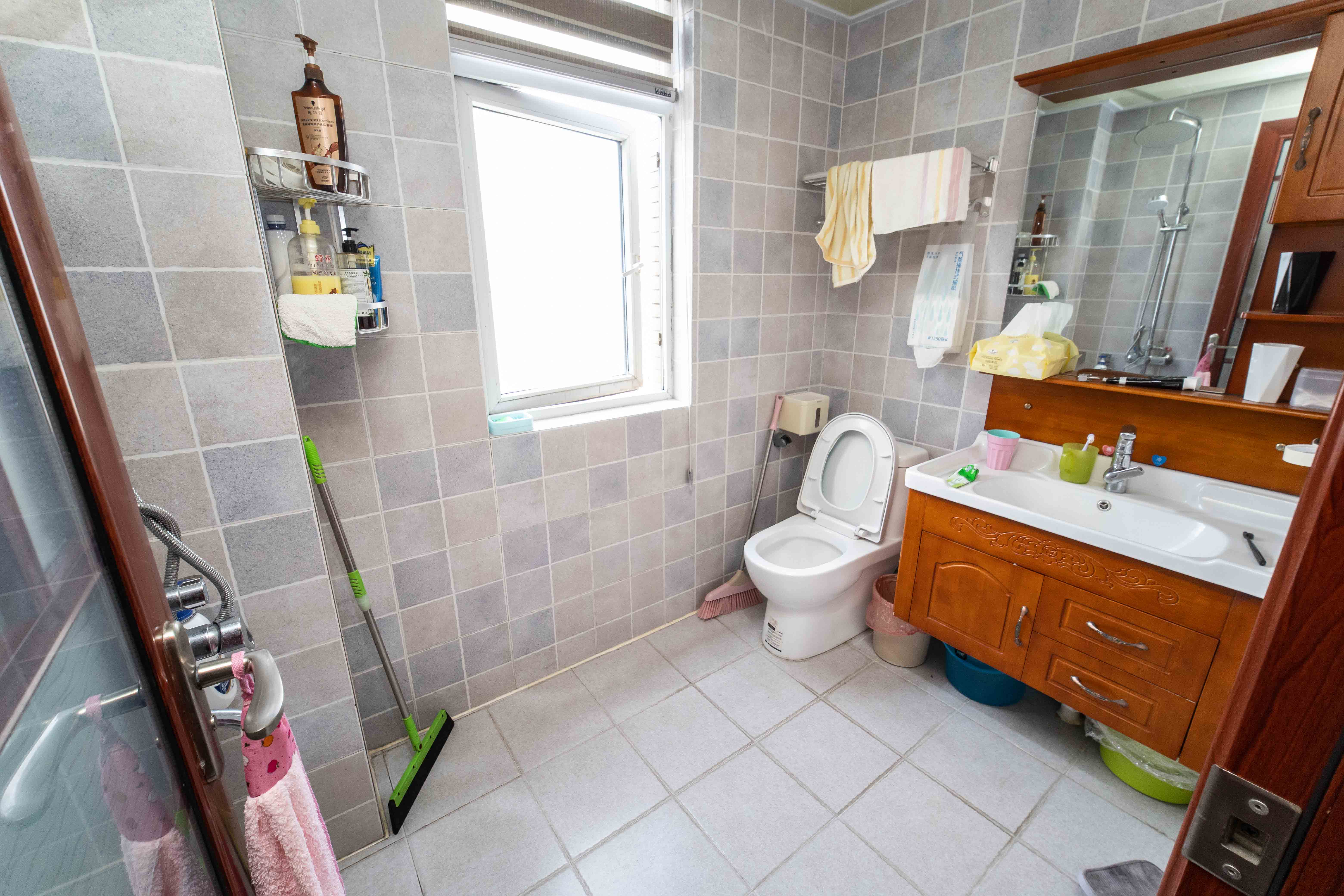 泊爱蓝湾  4室2厅2卫    135.0万 泊爱蓝湾  4室2厅2卫    135.0万卫生间